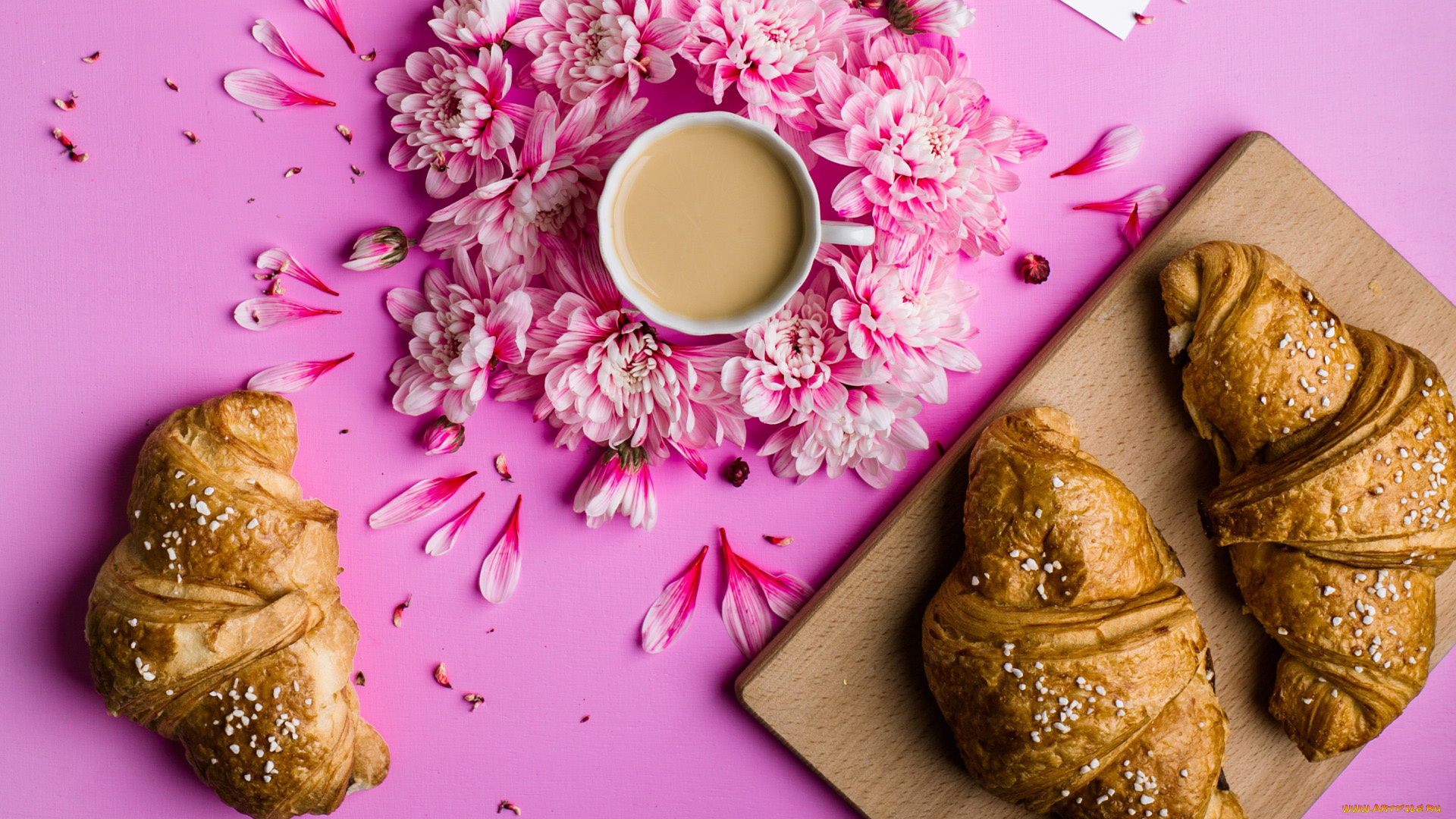 еда, хлеб, , выпечка, кофе, георгины, лепестки, круассаны, выпечка