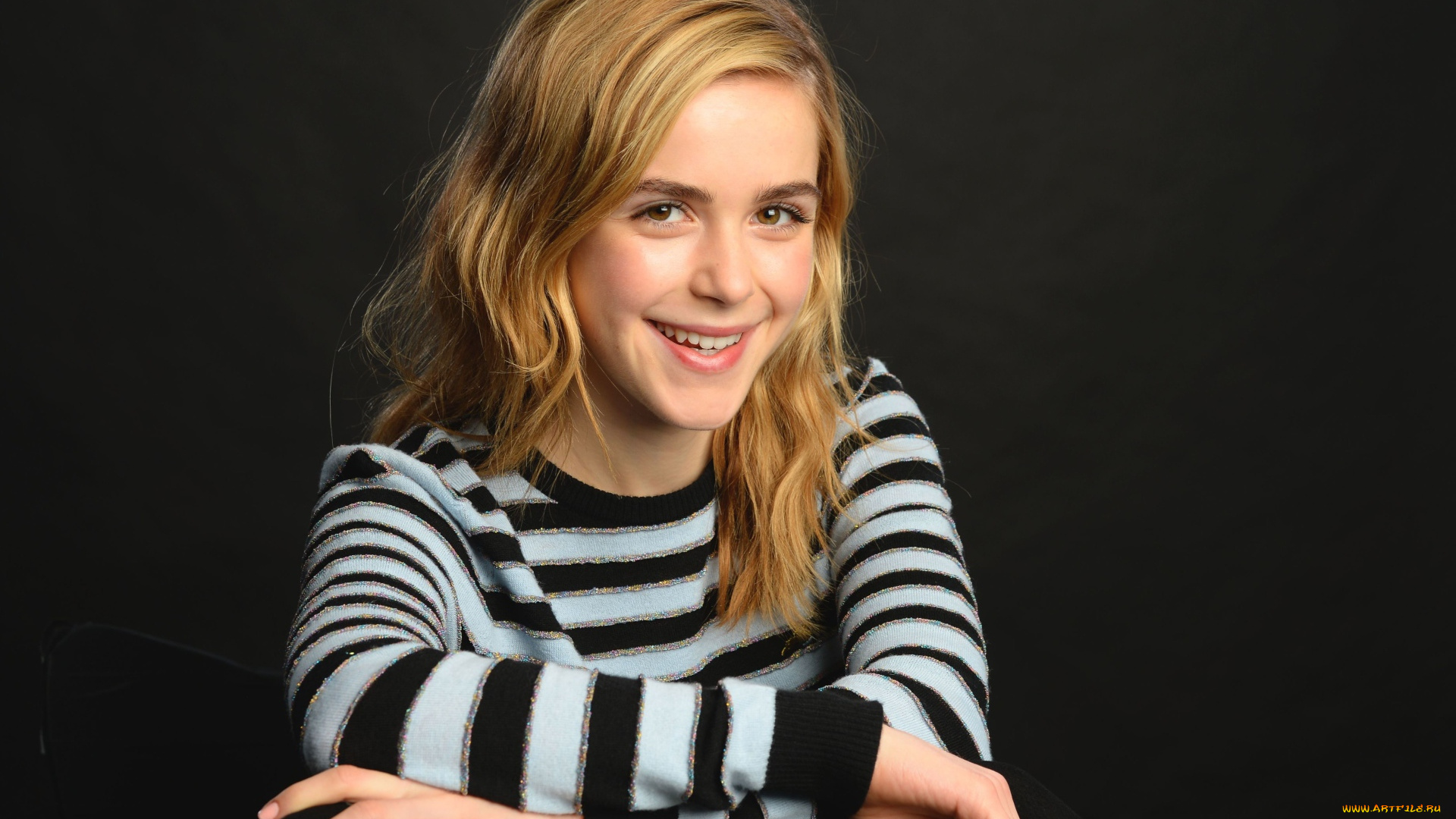 девушки, kiernan, shipka, блондинка, улыбка, свитер
