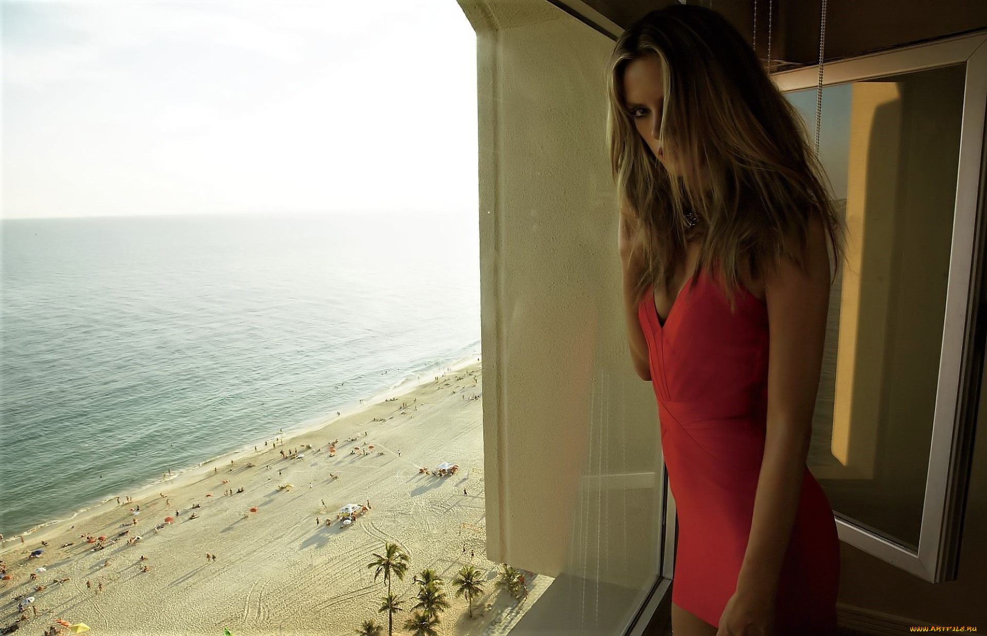 девушки, alessandra, ambrosio, модель, блондинка, платье, окно, пляж, море