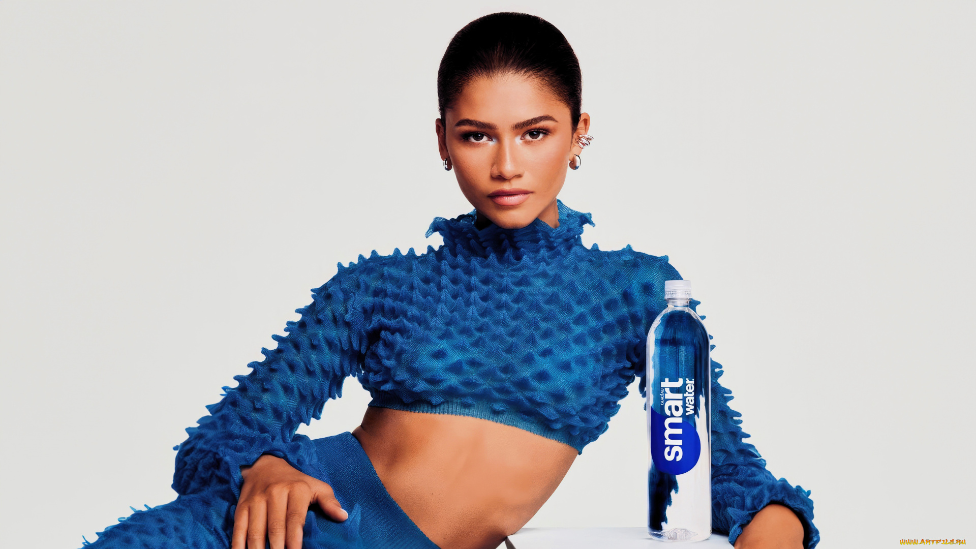 девушки, zendaya, coleman, брюнетка, костюм, вода, бутылка