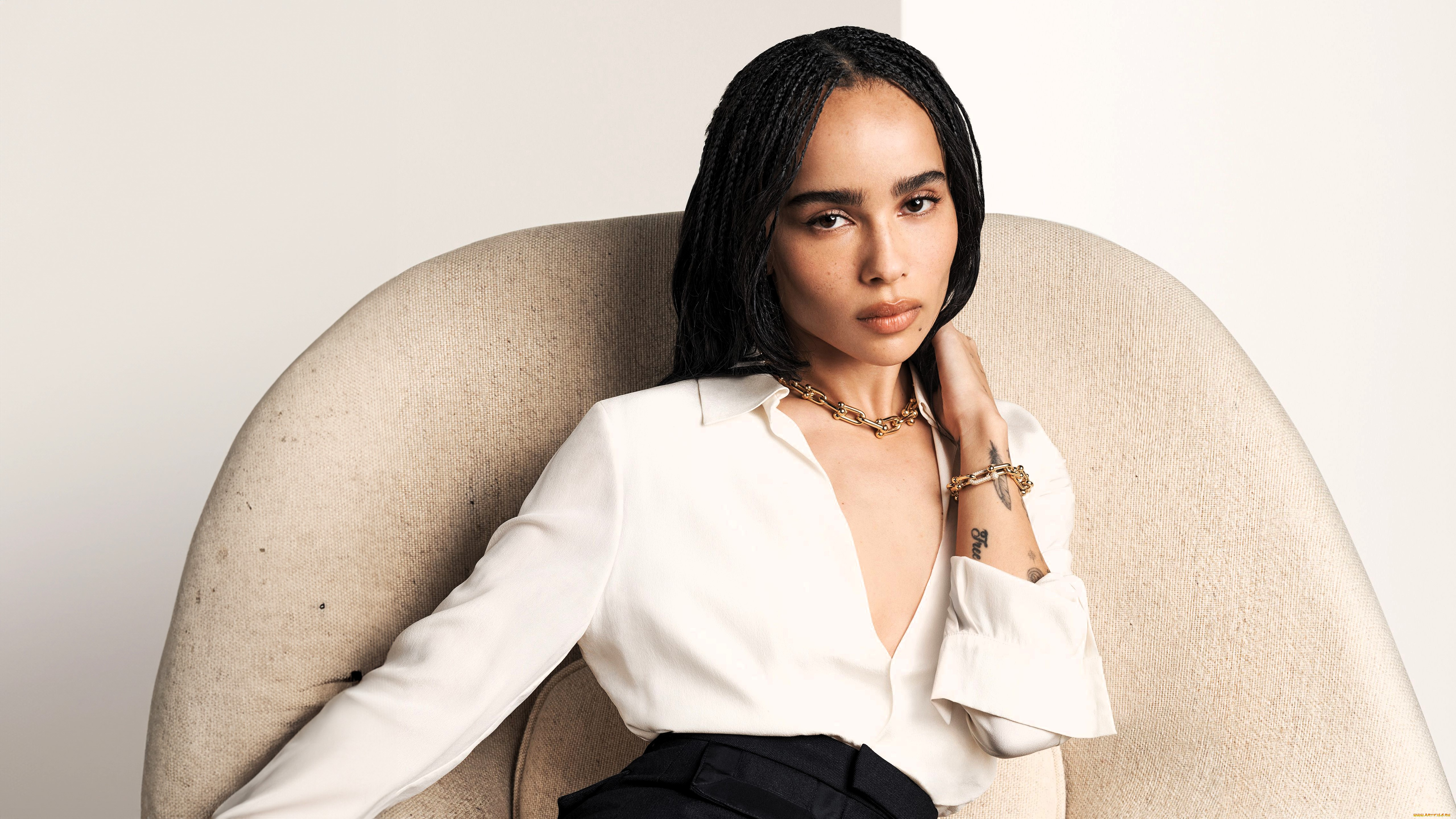 zoe, kravitz, девушки, брюнетка, блузка, кресло, украшения