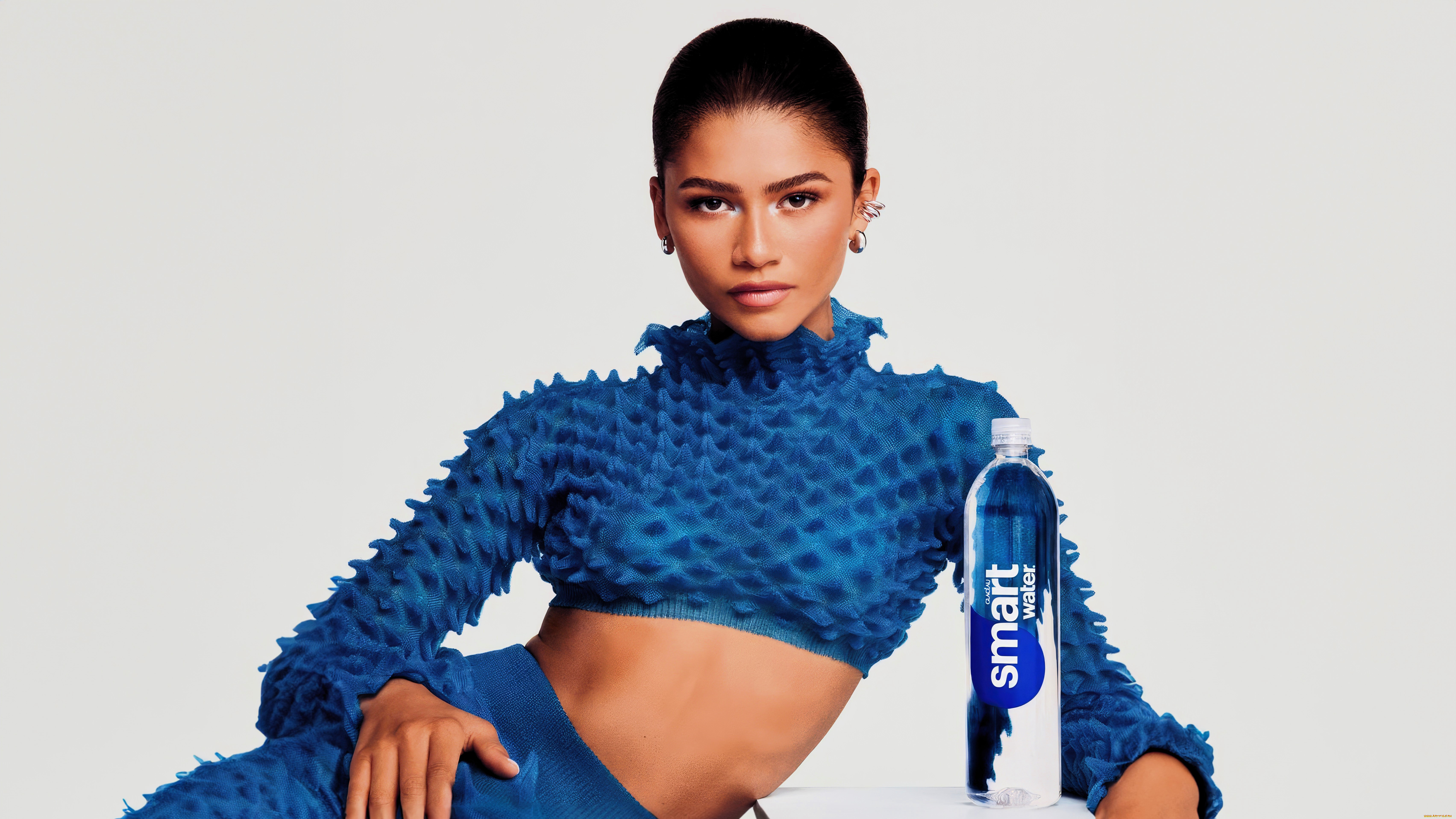 девушки, zendaya, coleman, брюнетка, костюм, вода, бутылка