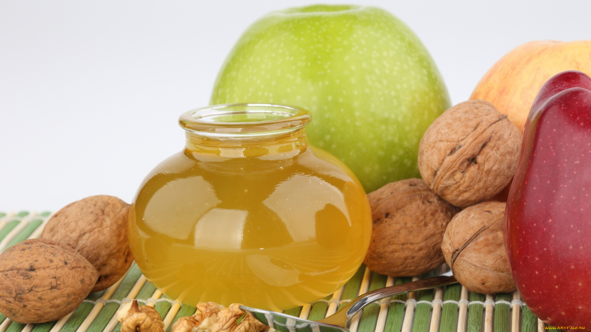 еда, разное, ложка, мёд, яблоки, грецкие, орехи