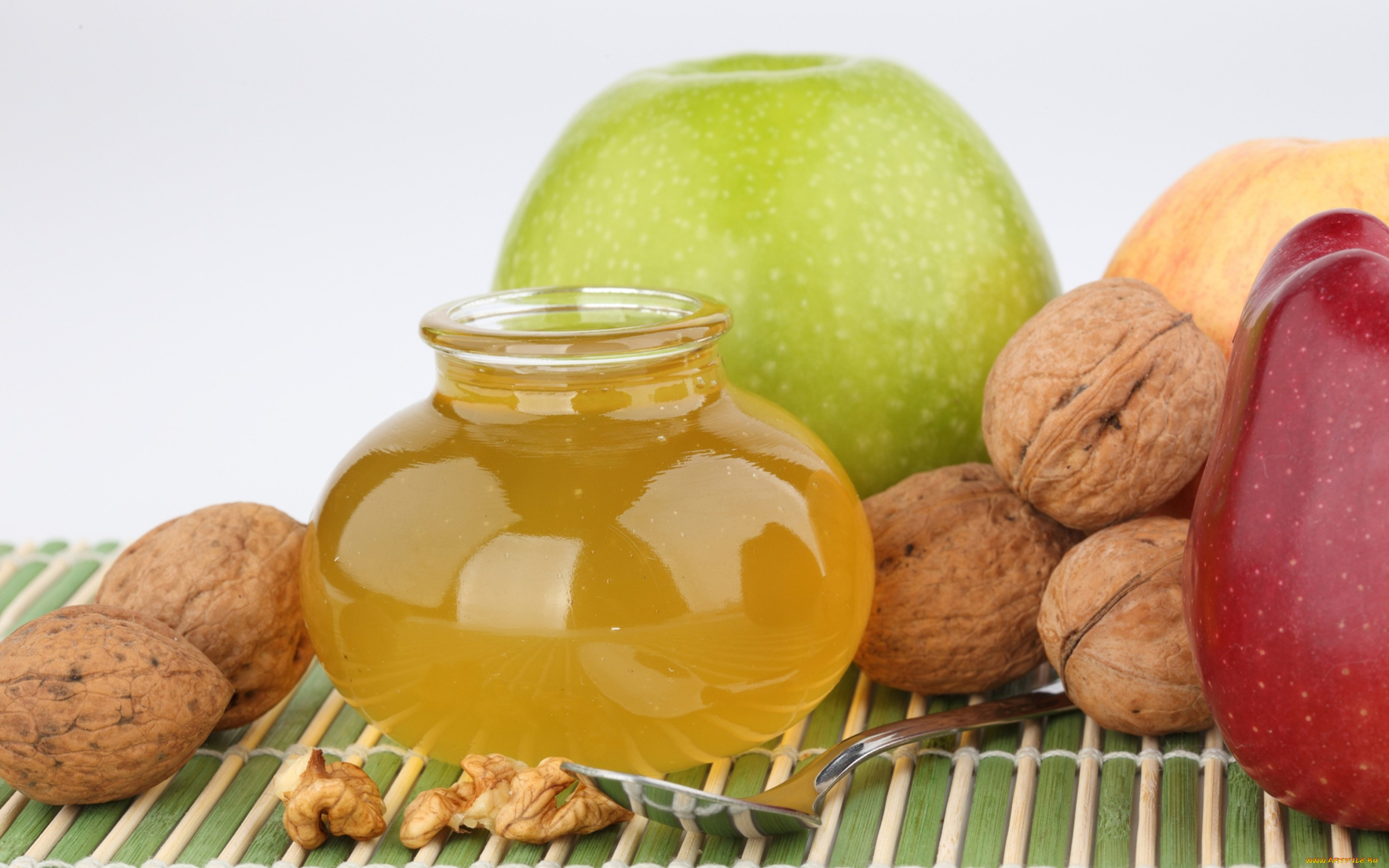 еда, разное, ложка, мёд, яблоки, грецкие, орехи