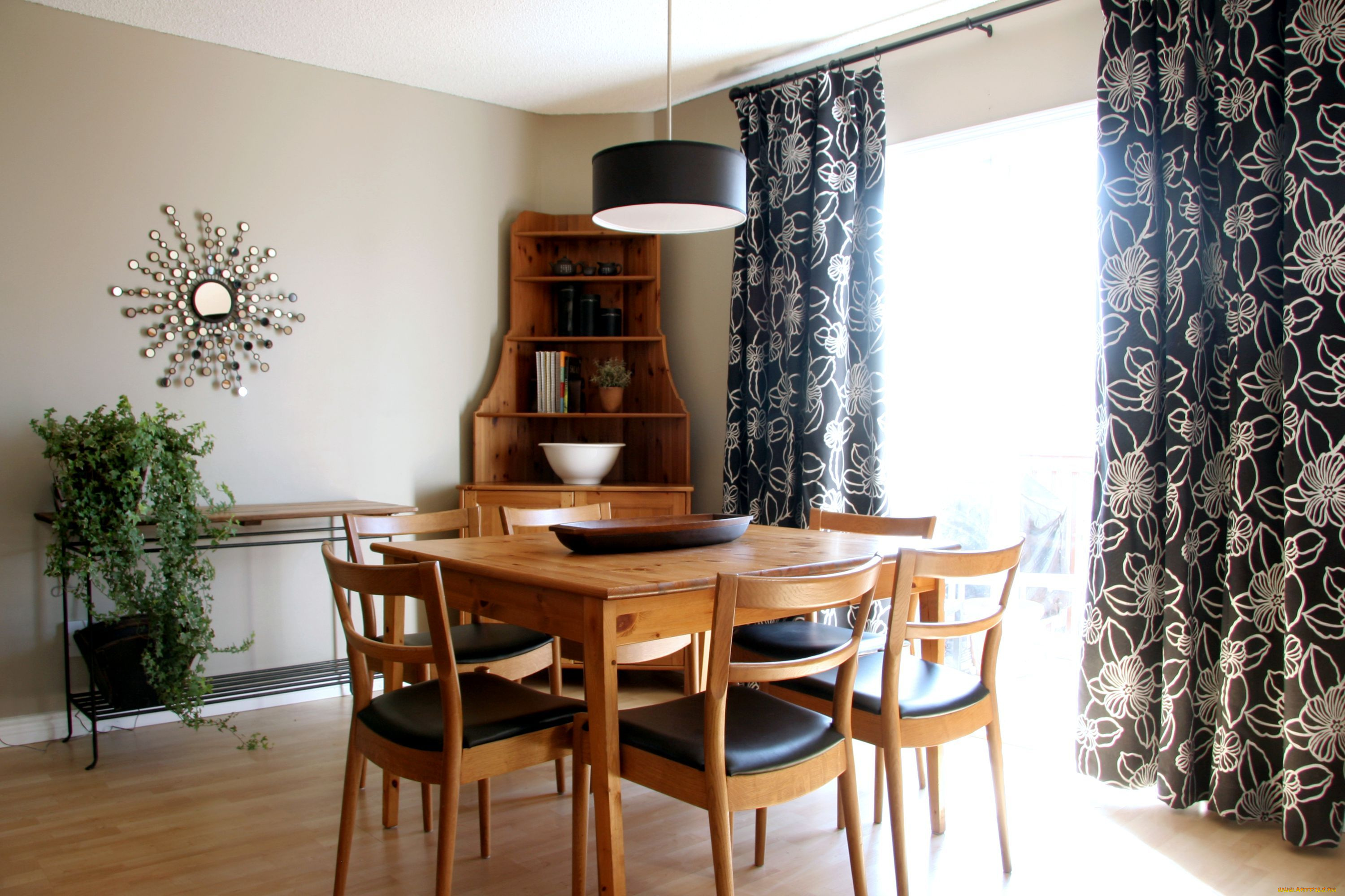 интерьер, столовая, стол, стулья, шторы, буфет