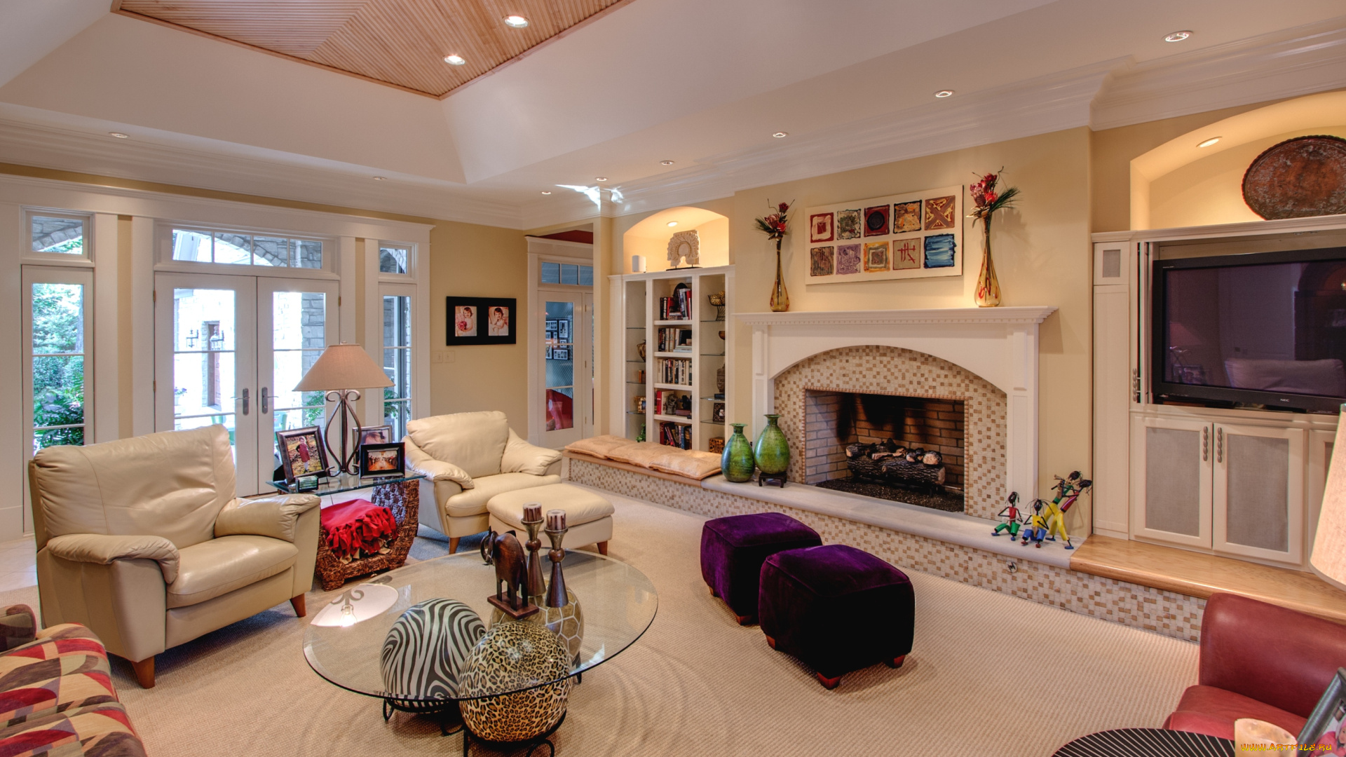 интерьер, гостиная, телевизор, пуфики, столик, камин