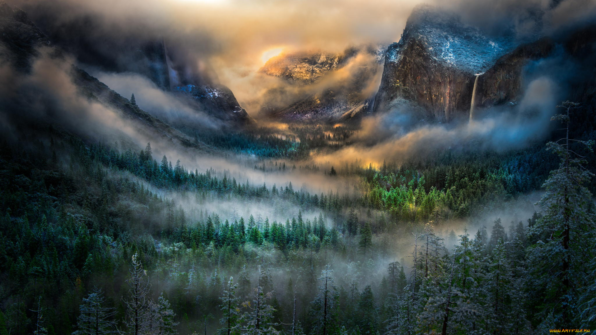 природа, горы, пейзаж, вершины, снег, вечер, лес, небо, туман, долина