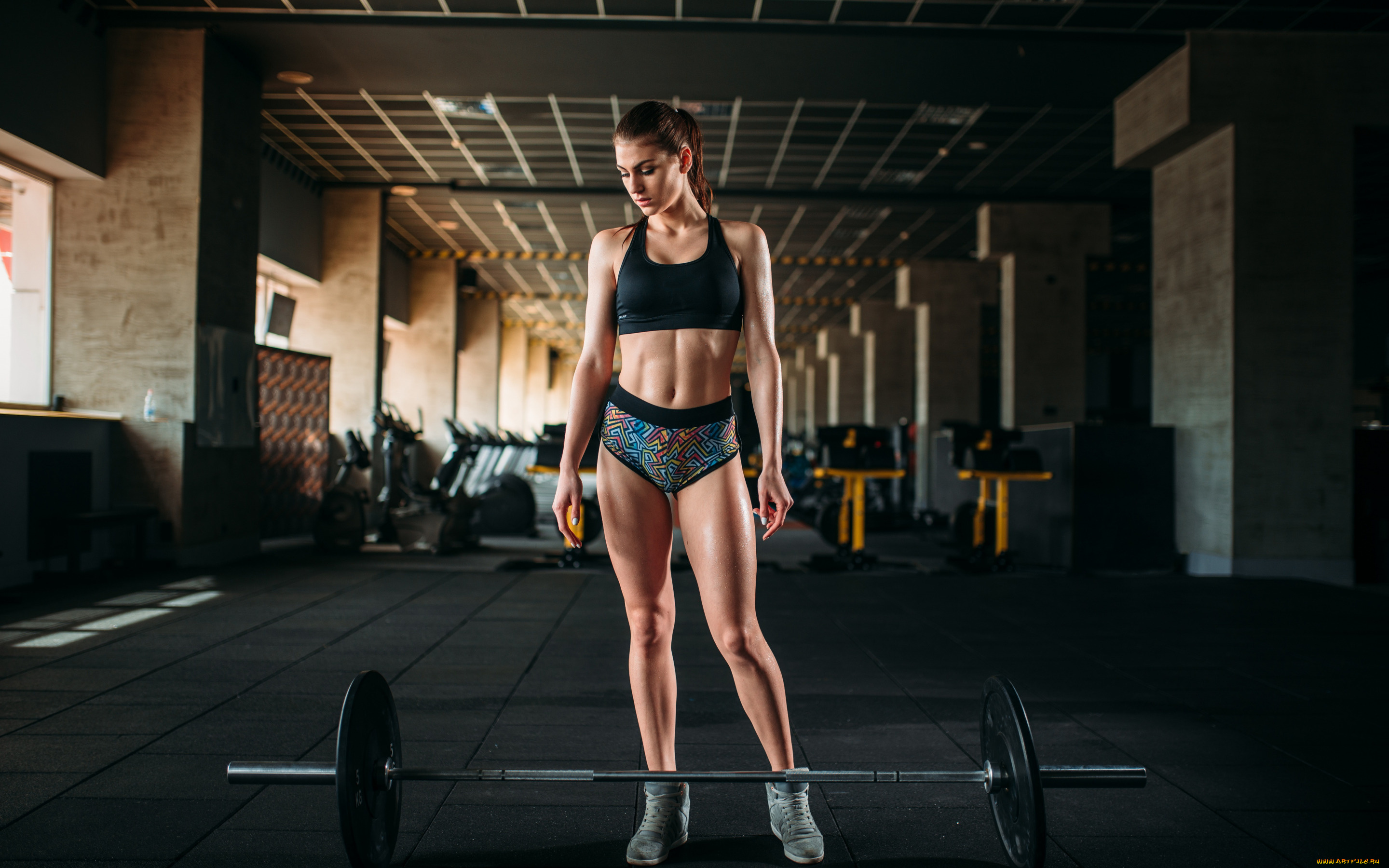 спорт, фитнес, топик, стоит, шортики, шатенка, прическа, фигура, макияж