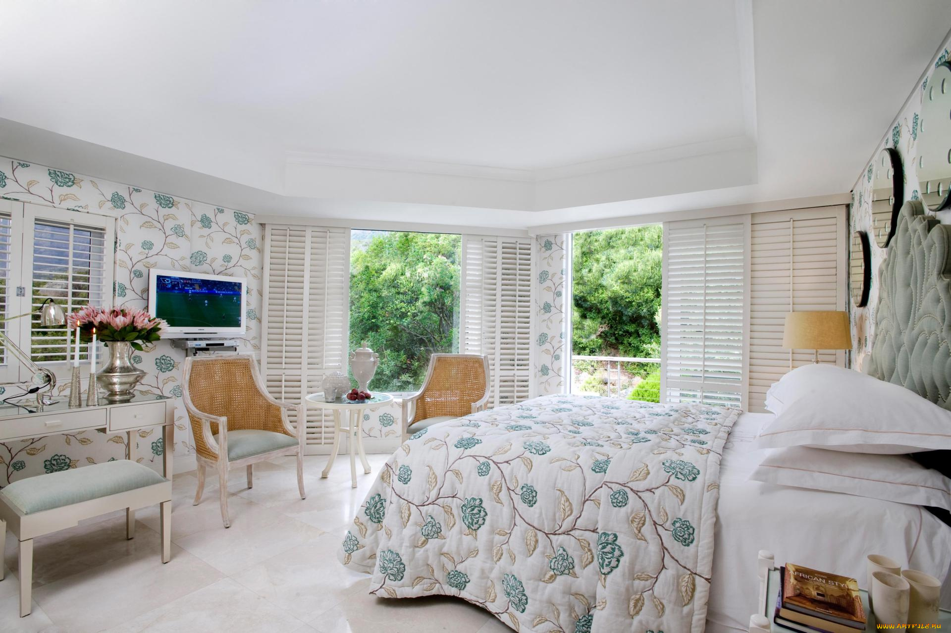 интерьер, спальня, кровать, подушки, покрывало, телевизор