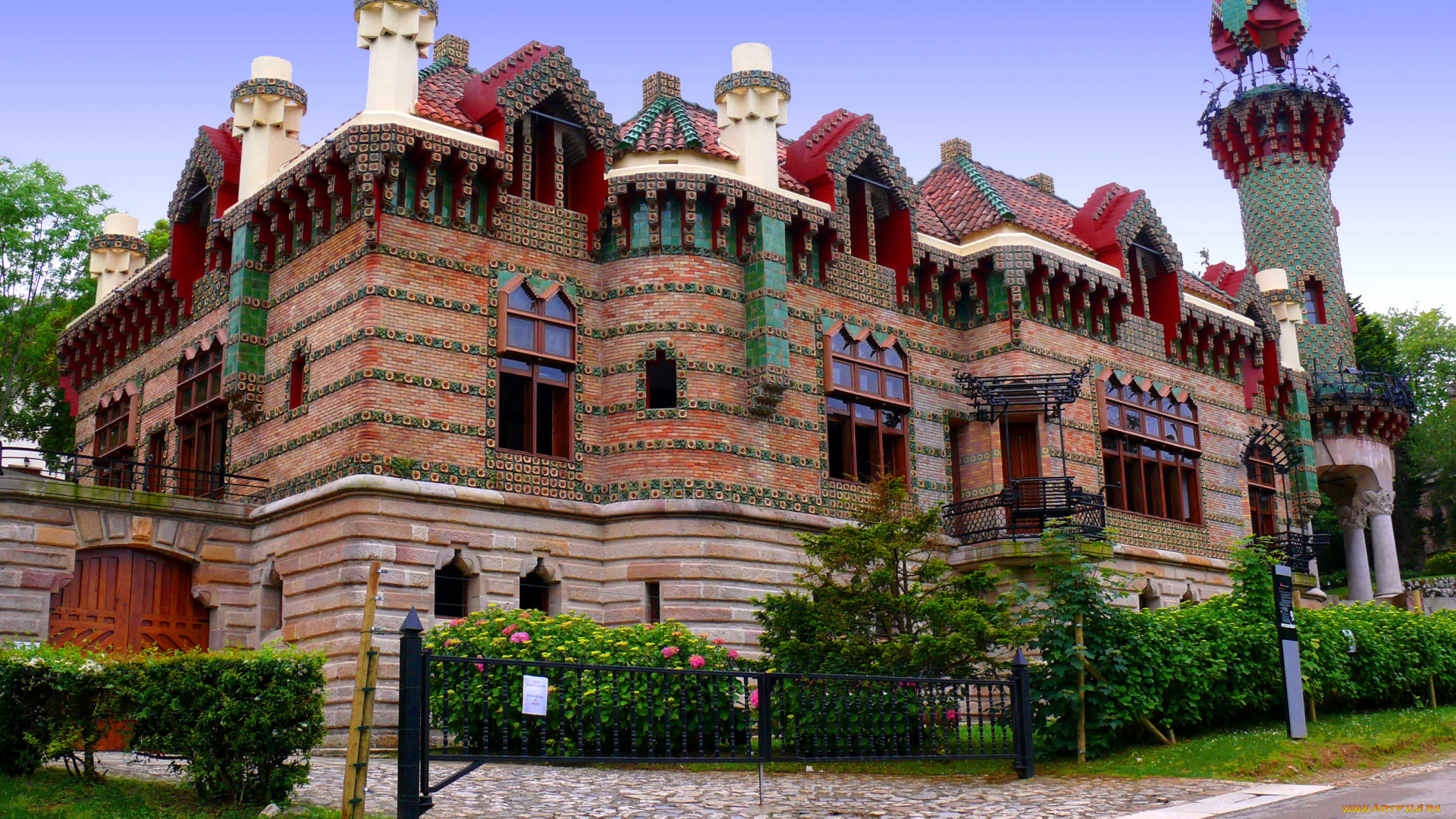 испания, кантабрия, комильяс, города, здания, дома, дом, резьба, растения