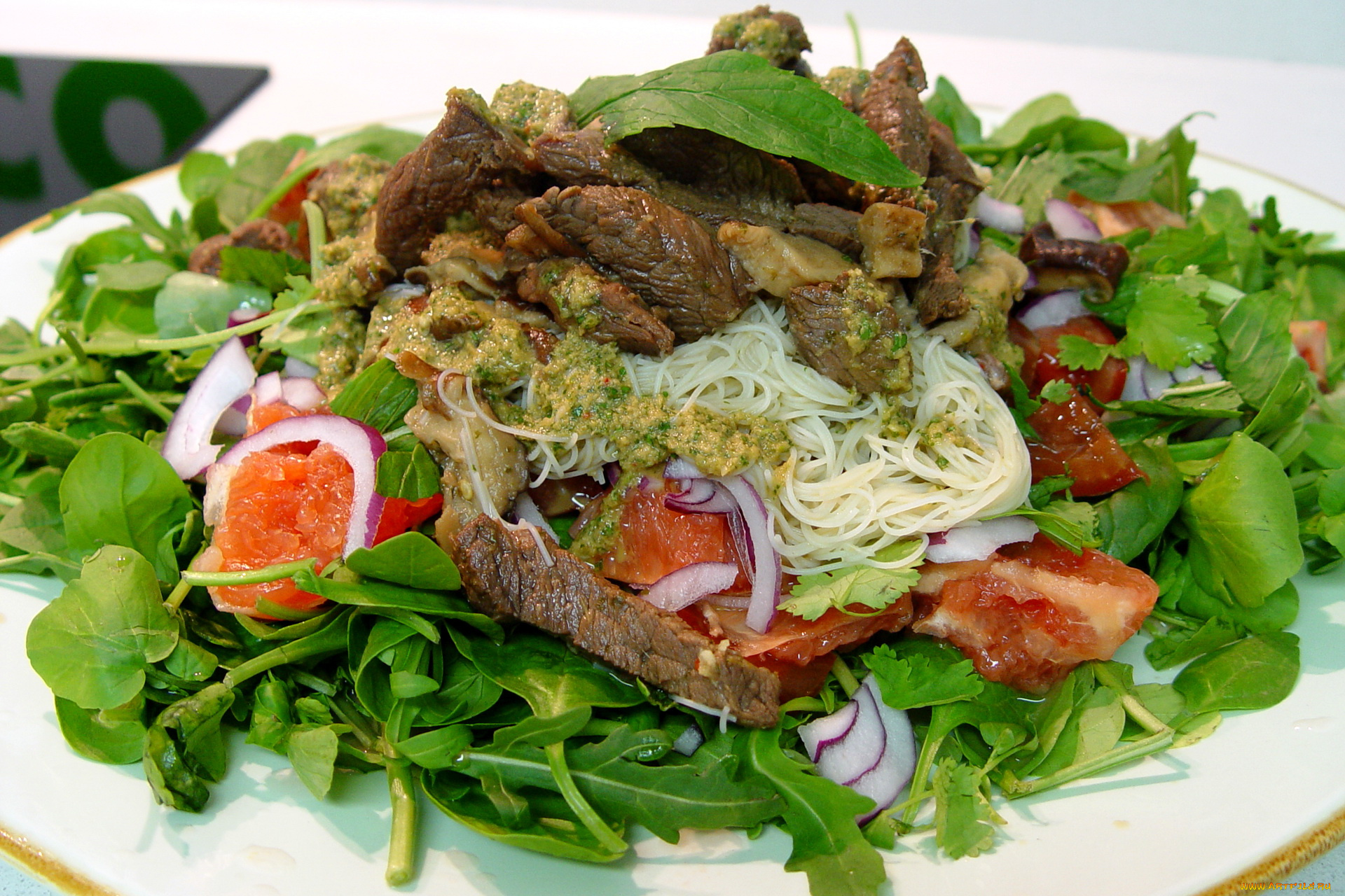 еда, вторые, блюда, икра, салат, помидоры, мясо, лук, лапша