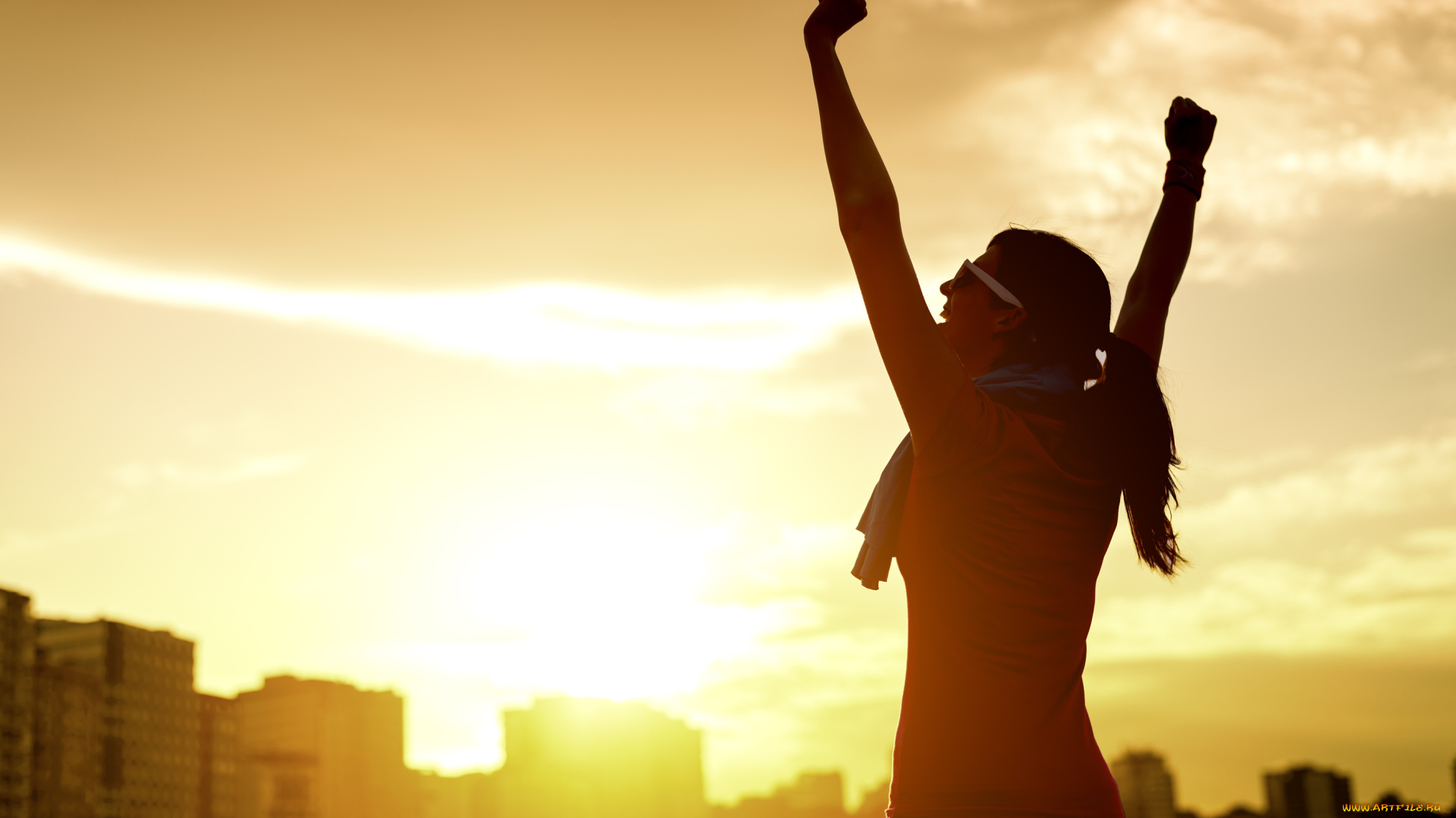 девушки, -unsort, , брюнетки, темноволосые, очки, закат, город, радость, футболка