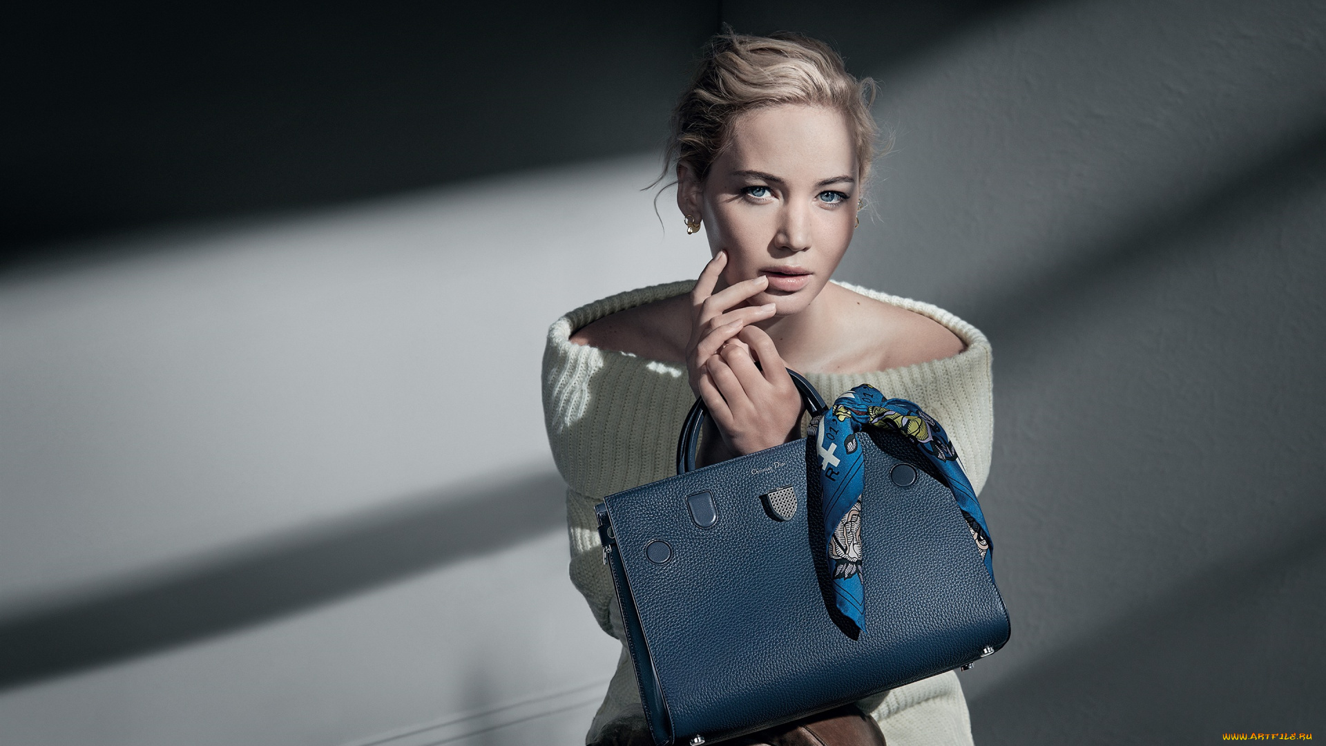 девушки, jennifer, lawrence, сумка, актриса, свитер, блондинка