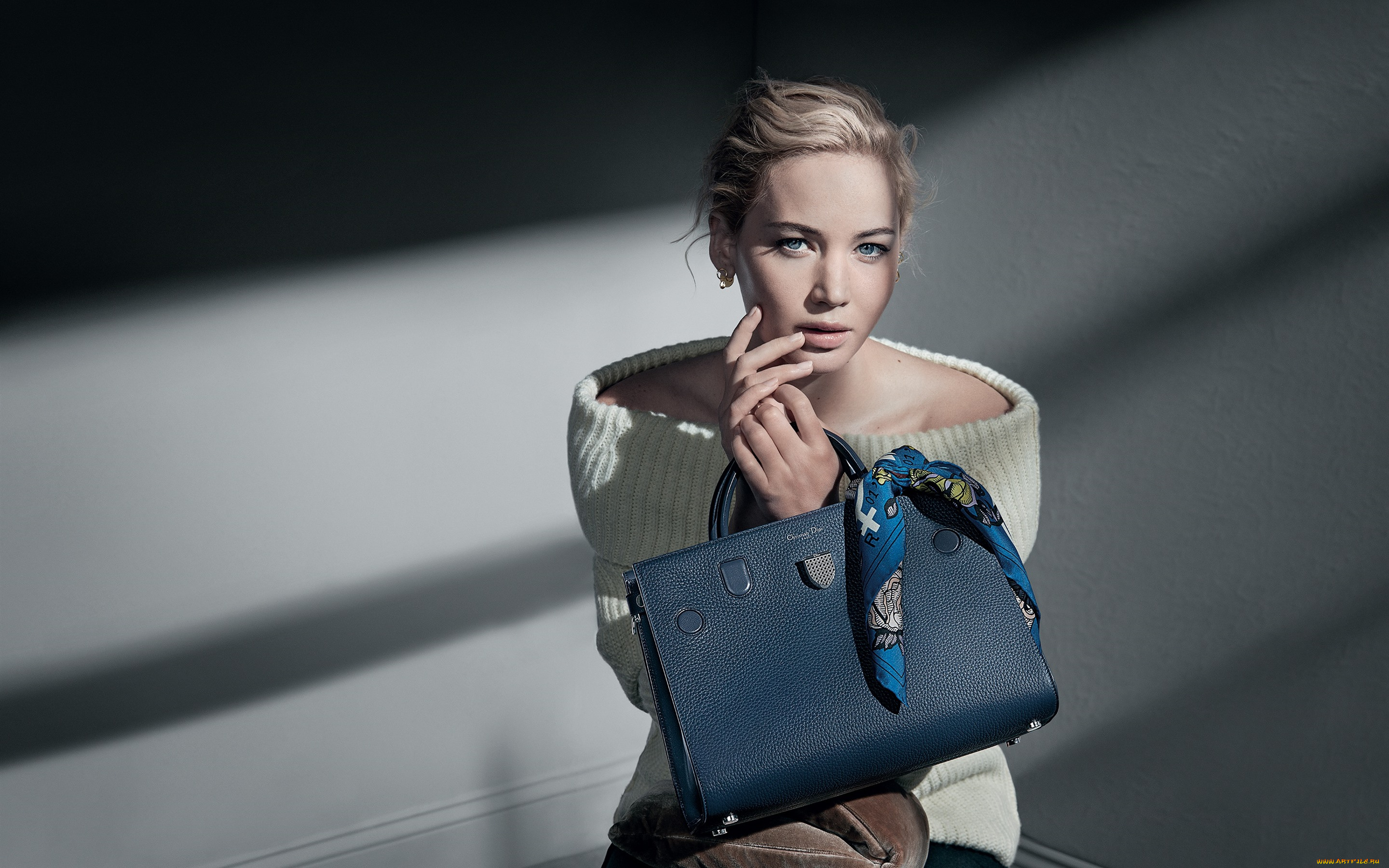 девушки, jennifer, lawrence, сумка, актриса, свитер, блондинка