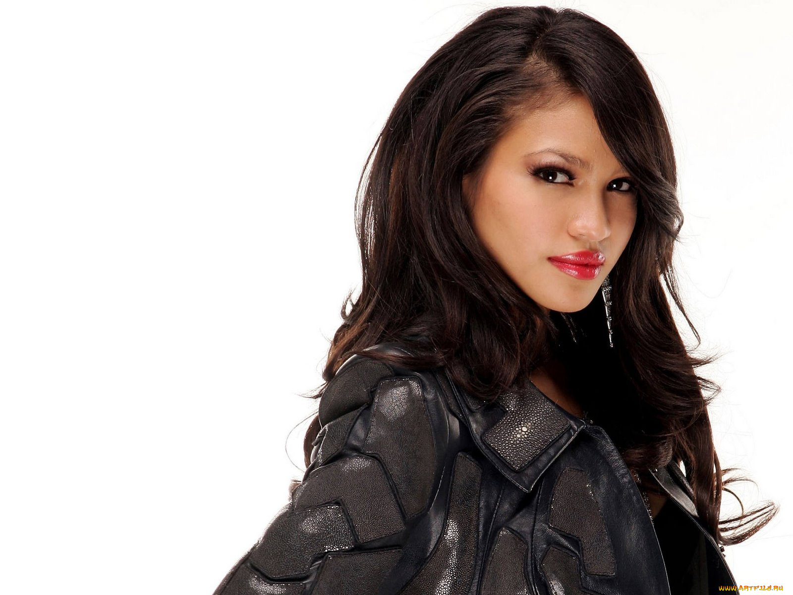 Cassandra, Ventura, девушки, пышные, волосы, брюнетка, красивая, певица, актриса, полупортрет, стоит, боком, кожаная, куртка, чувственные, губы, прелестный, носик, красавица, взгляд, лучистые, глаза, чудесные, брови