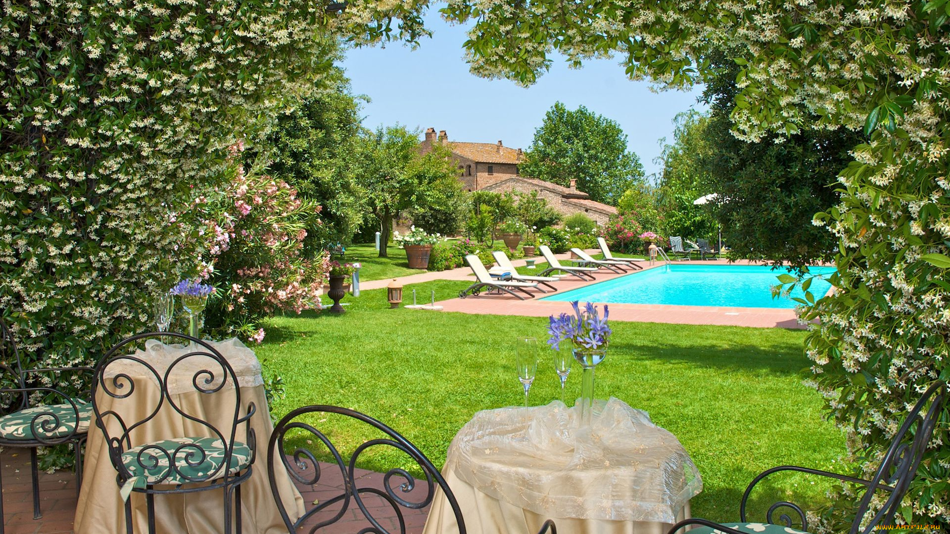 italy, интерьер, бассейны, открытые, площадки, италия, бассейн, столики, стулья, дворик, шезлонги