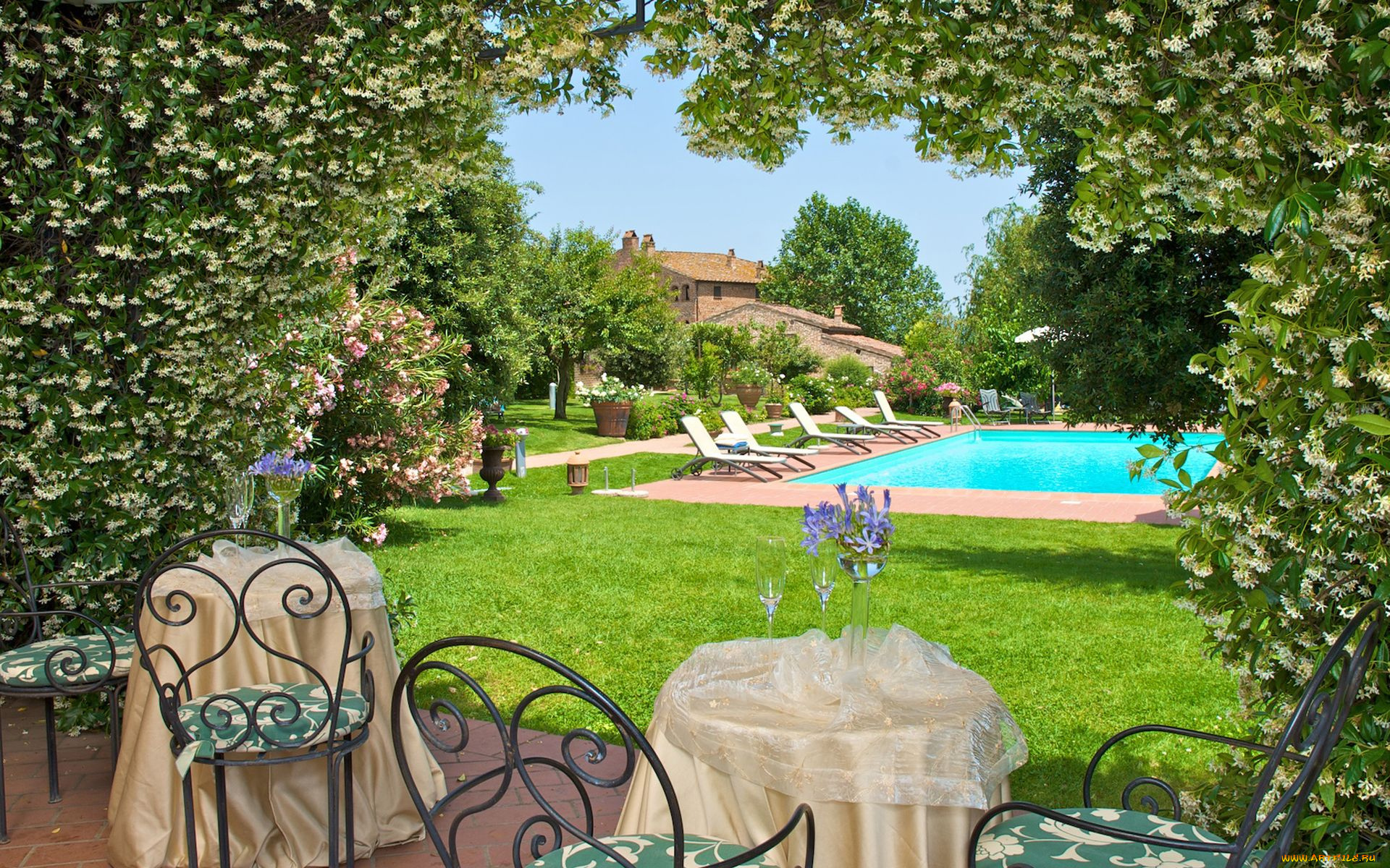 italy, интерьер, бассейны, открытые, площадки, италия, бассейн, столики, стулья, дворик, шезлонги