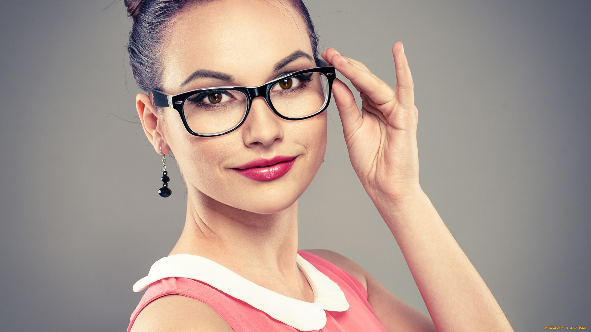 девушки, -unsort, , лица, , портреты, девушка, улыбка, очки, взгляд, макияж, волосы, рука, платье, фон