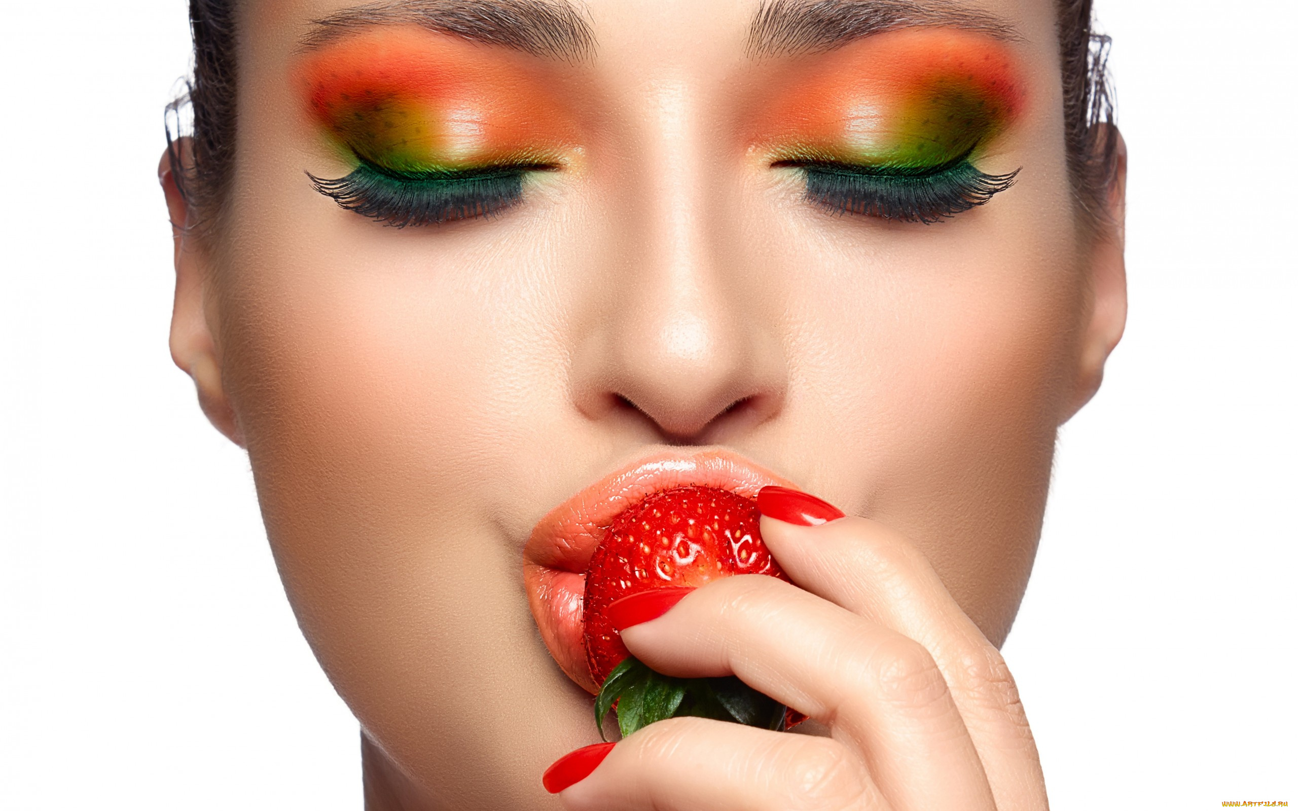 девушки, -unsort, , лица, , портреты, губы, ресницы, тени, клубника, пальцы, рука, закрытые, глаза, макияж, девушка