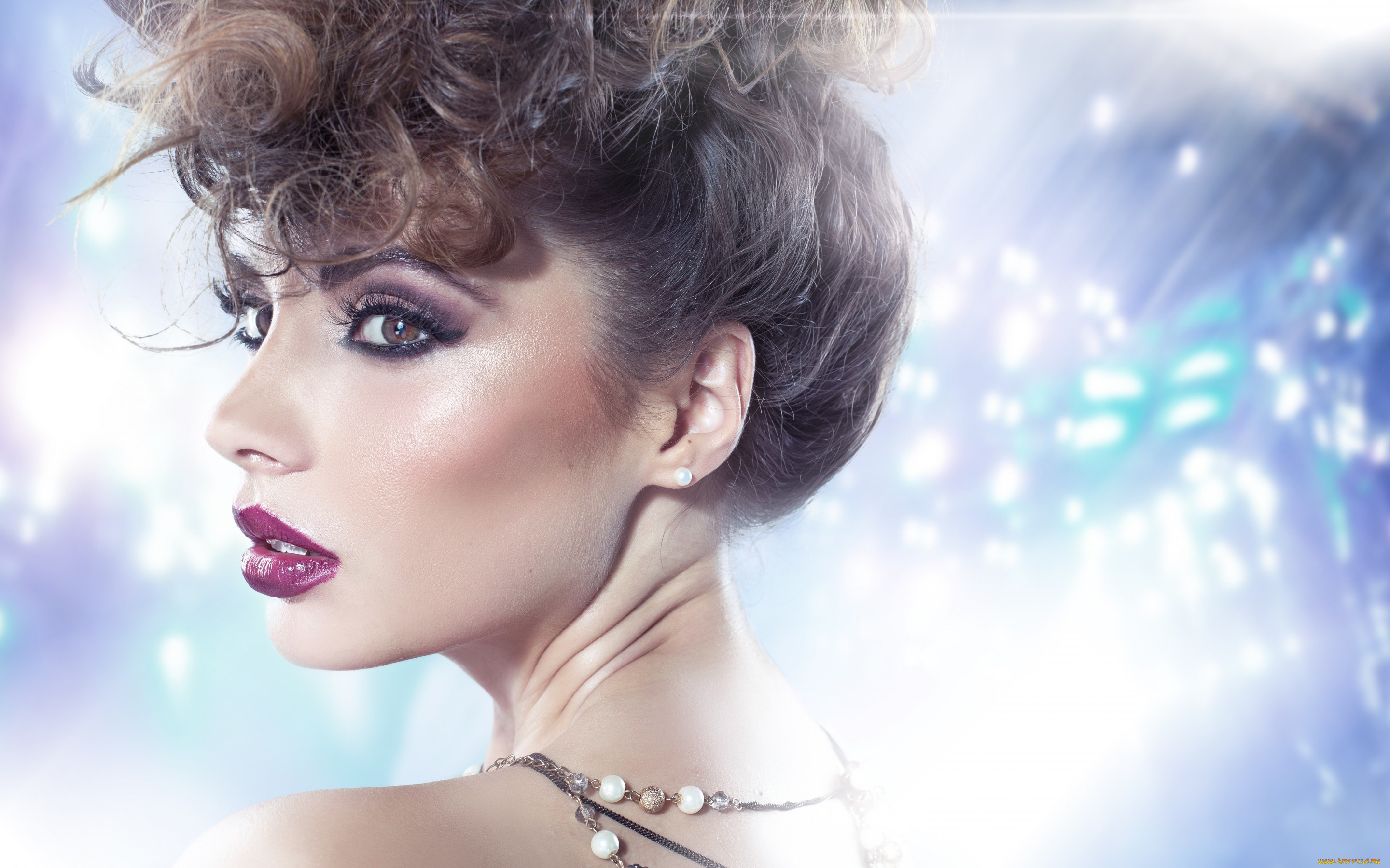 девушки, -unsort, , лица, , портреты, кудри, помада, волосы, губы, тени, ресницы, макияж, карие, глаза, фон