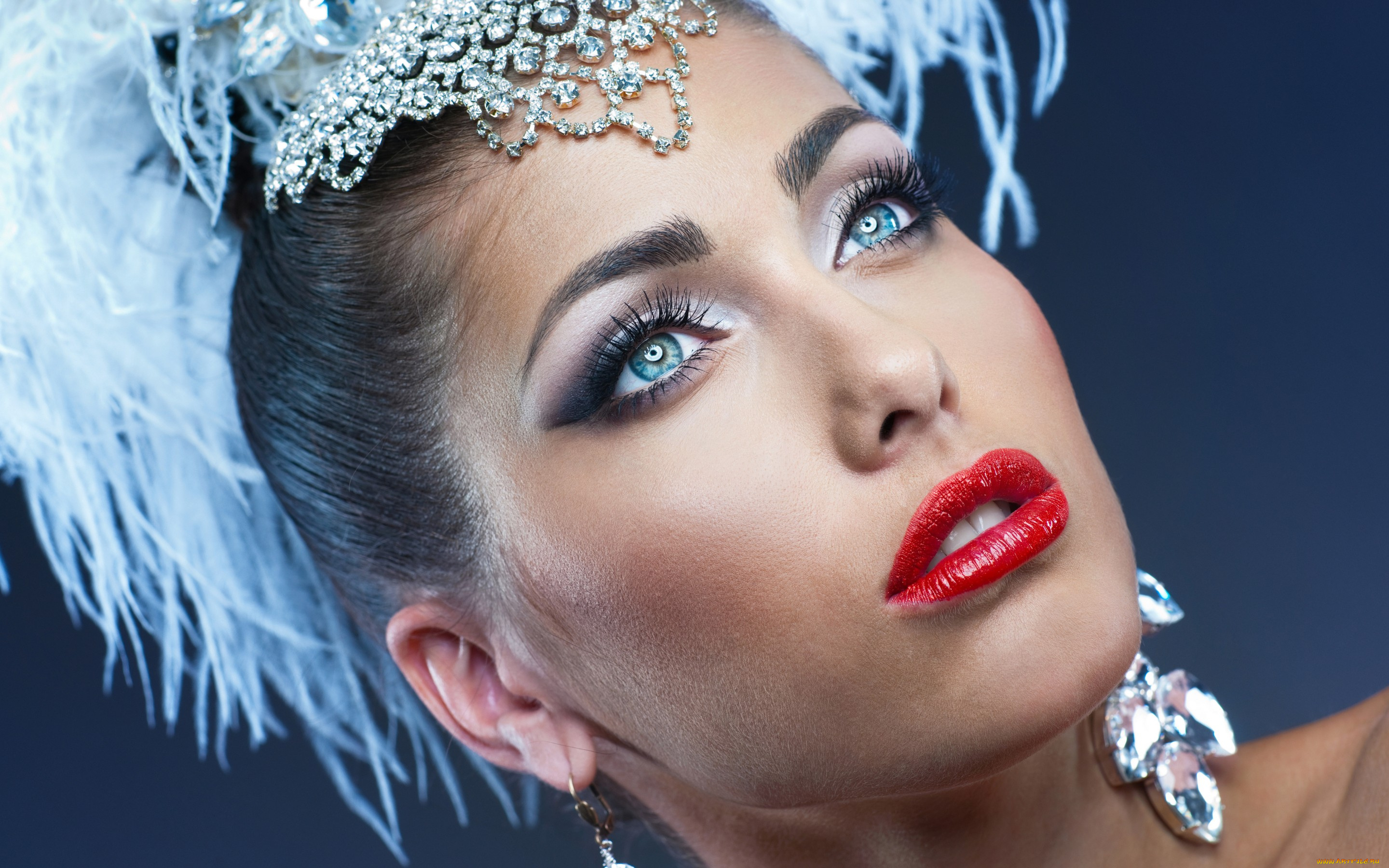 девушки, -unsort, , лица, , портреты, взгляд, девушка, лицо, макияж, фон, волосы, прическа, украшения, ресницы, красные, губы