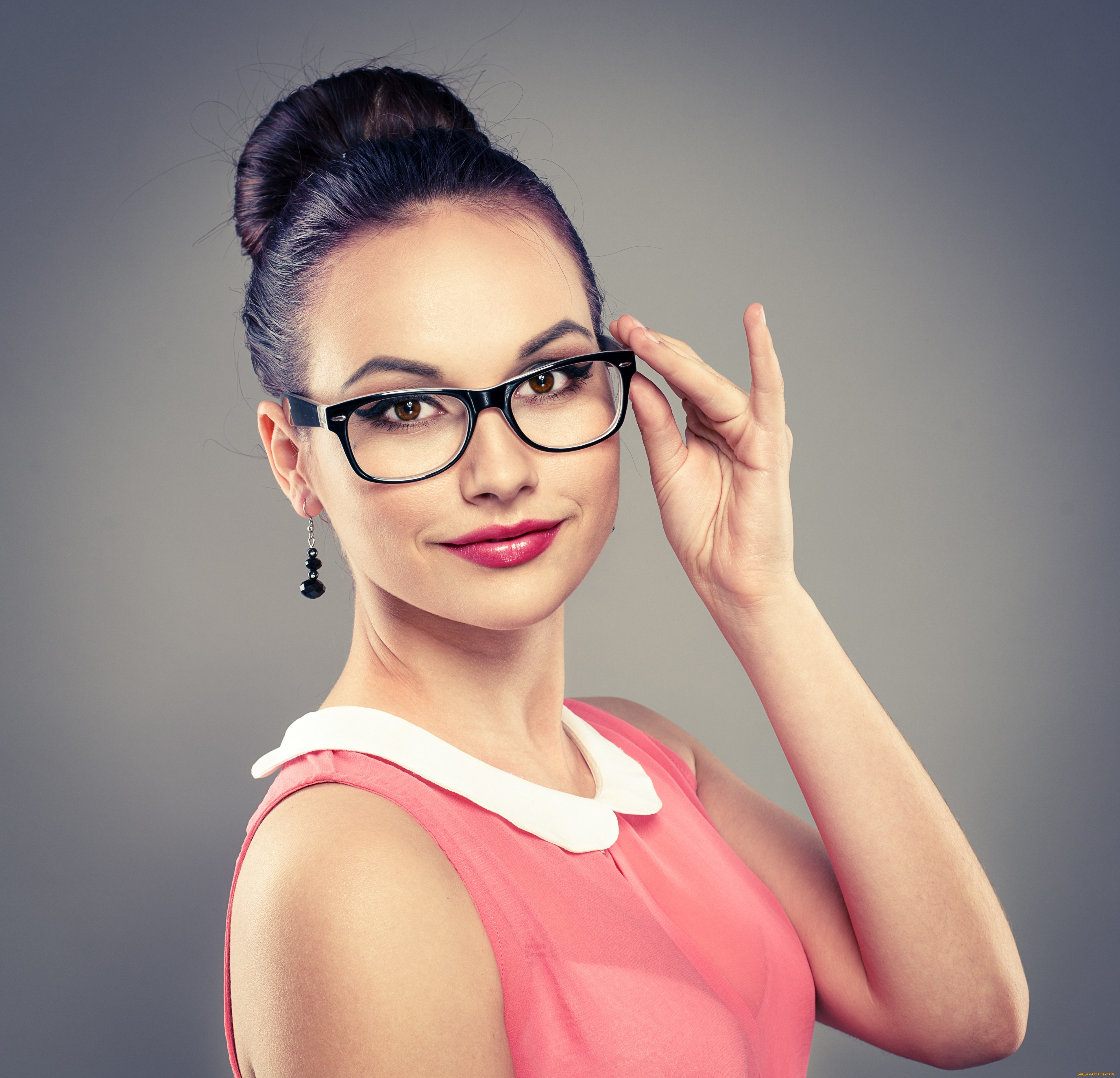 девушки, -unsort, , лица, , портреты, девушка, улыбка, очки, взгляд, макияж, волосы, рука, платье, фон