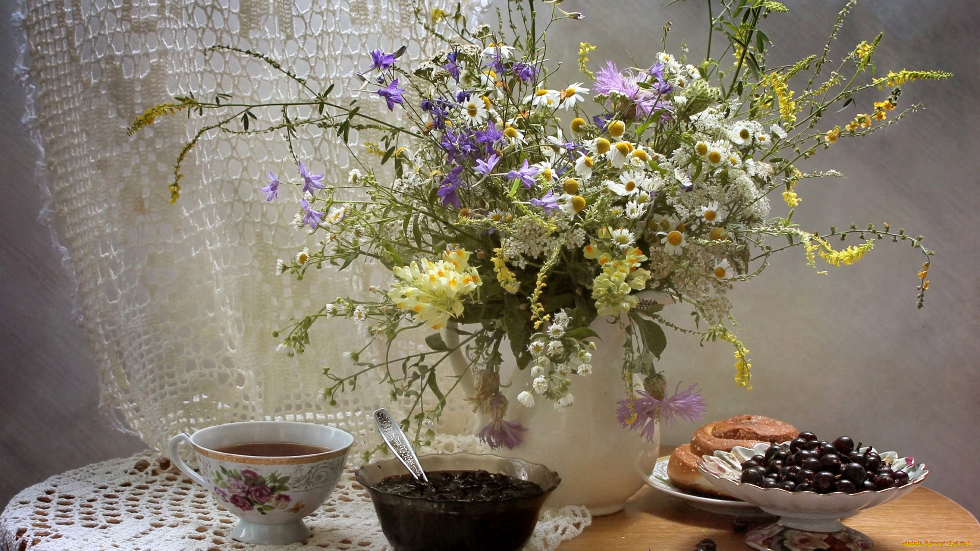 еда, натюрморт, цветы, букет, смородина, варенье, чай, булочка, ромашки, львиный, зев