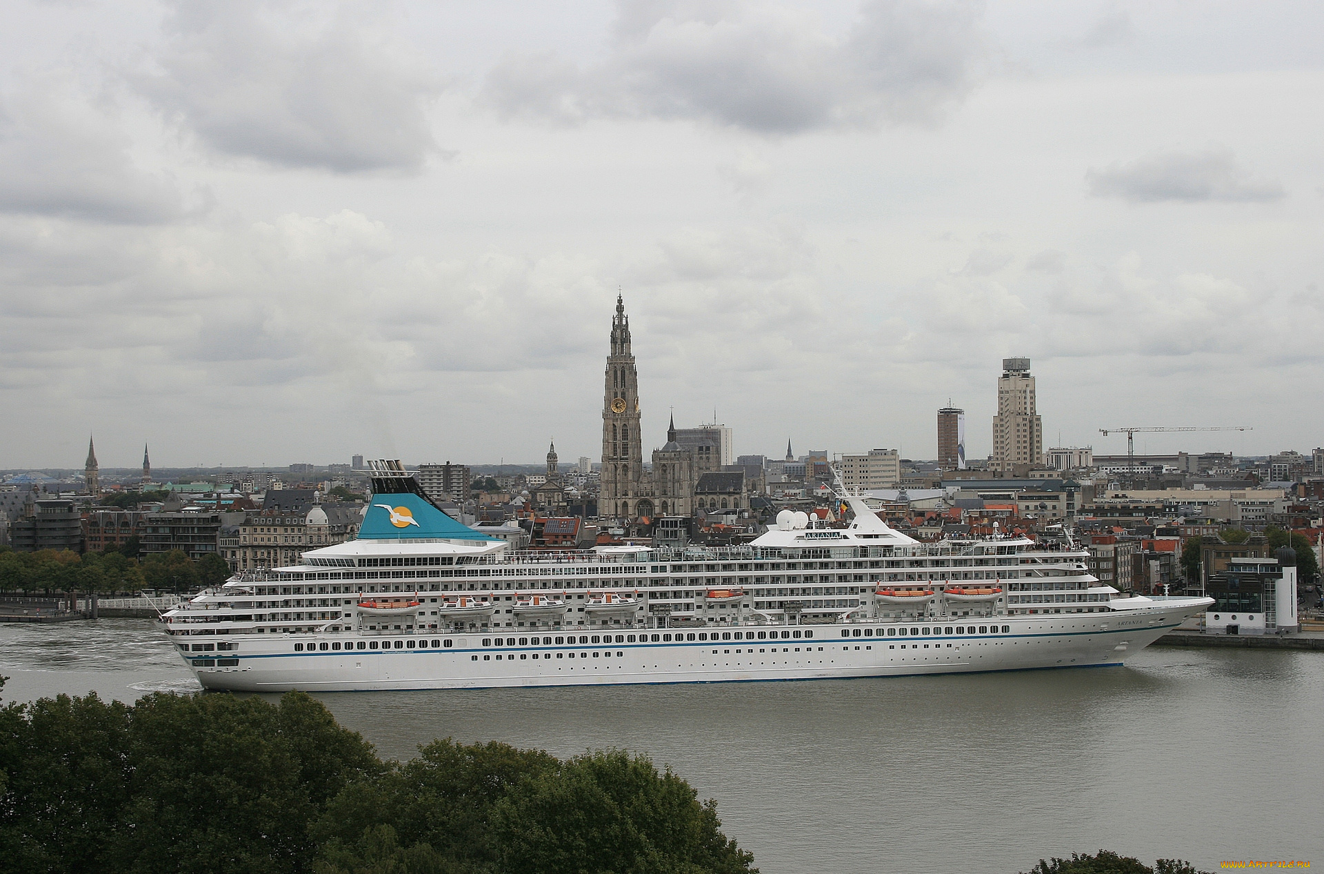 корабли, лайнеры, деревья, облака, здания, водоем