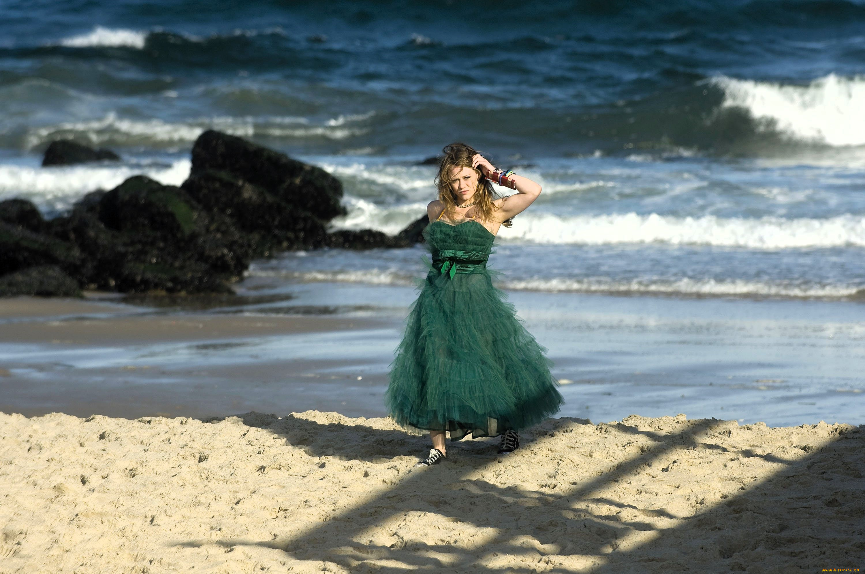 девушки, hilary, duff, актриса, платье, море, камни, песок