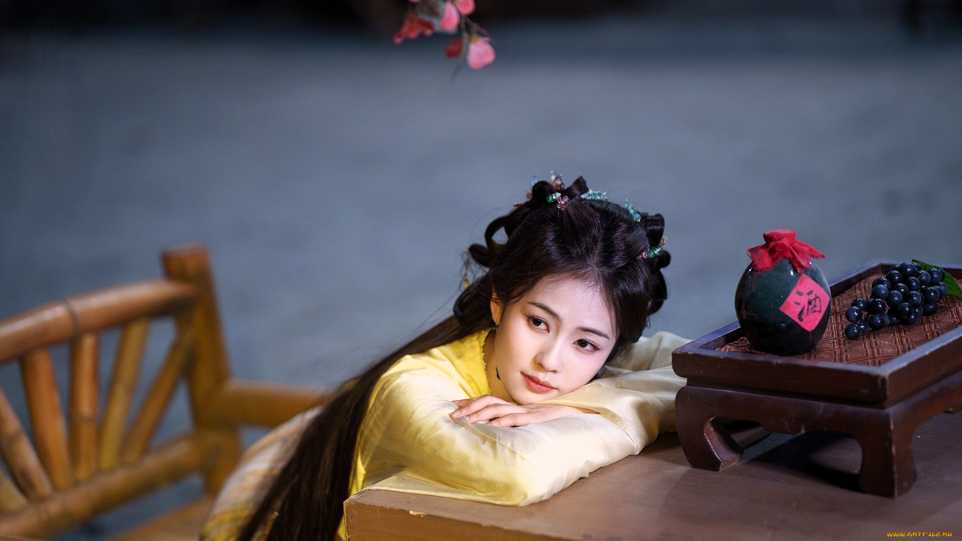 moonlight, mystique, кино, фильмы, девушка, стол, стул, виноград, вино, кувшин