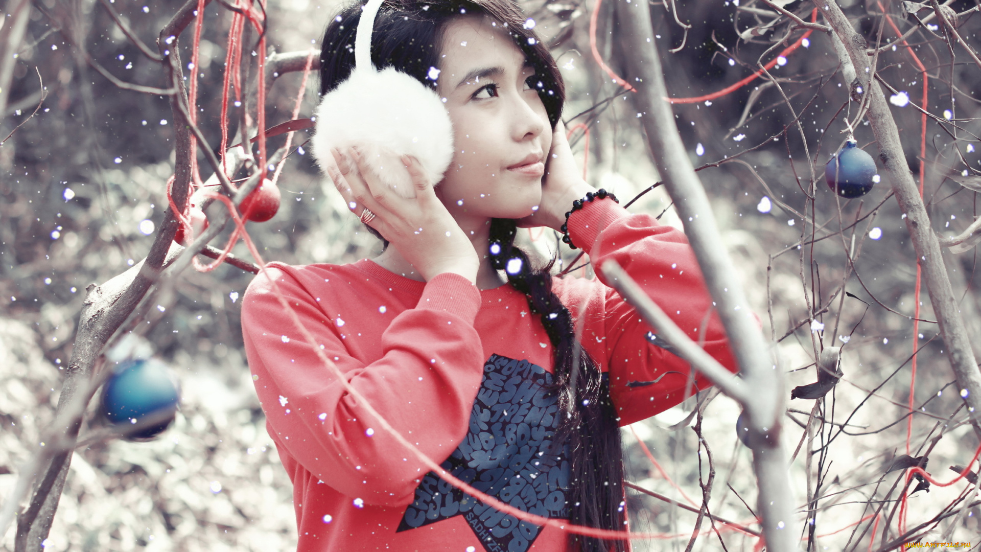 девушки, -unsort, , азиатки, игрушки, шары, ветки, деревья, снег, свитер, наушники