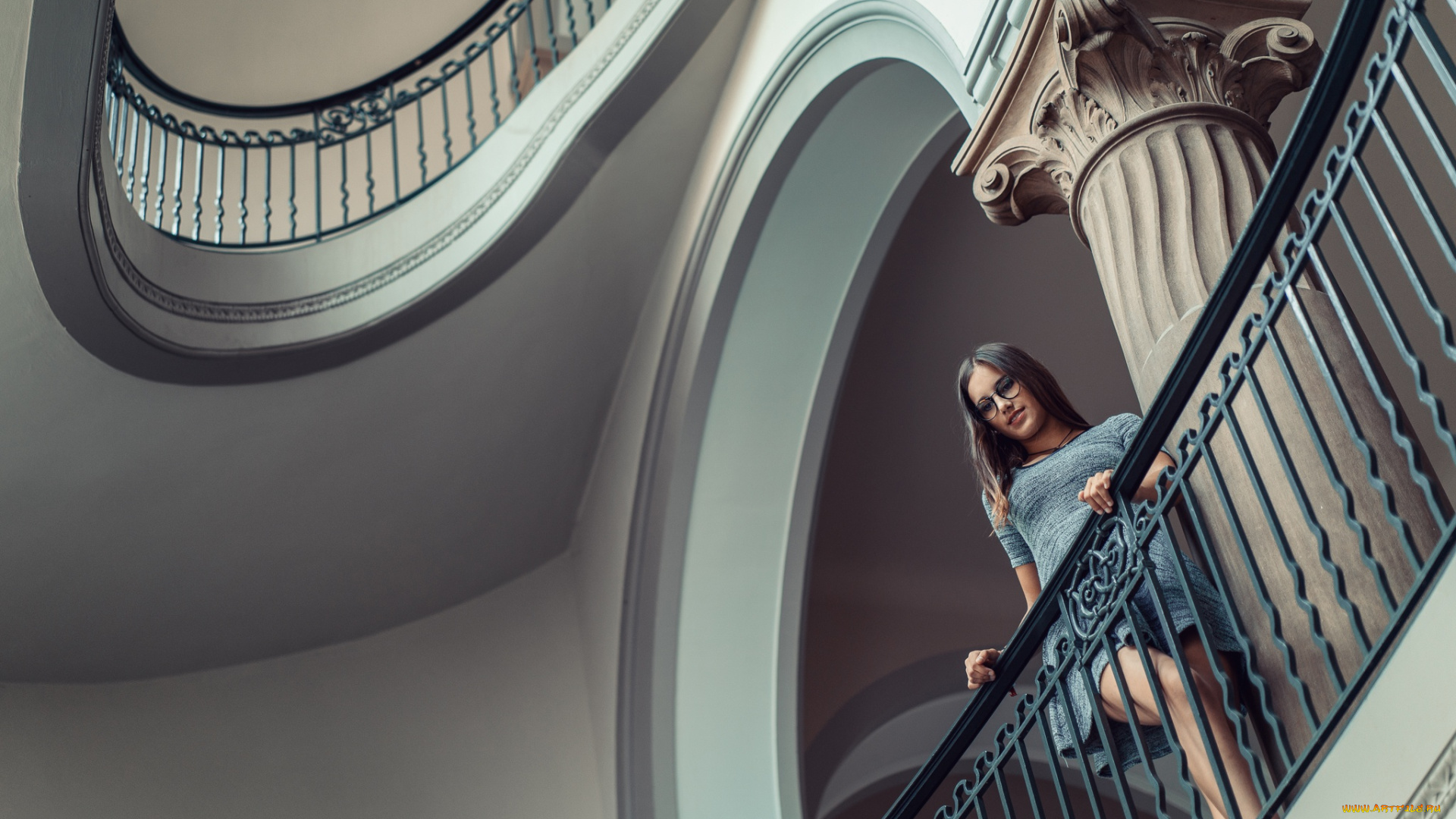 девушки, -unsort, , брюнетки, темноволосые, очки, арка, девушка, взгляд, колонна, архитектура, перила