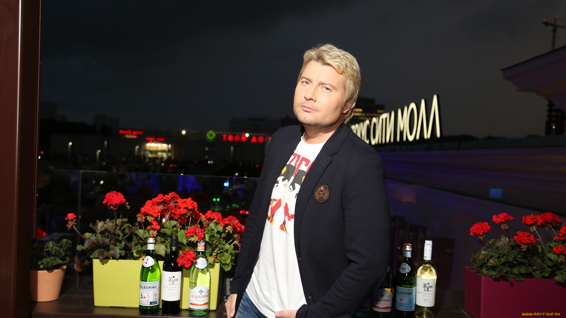 николай, басков, музыка, окно, бутылка, цветы, певец, мужчина