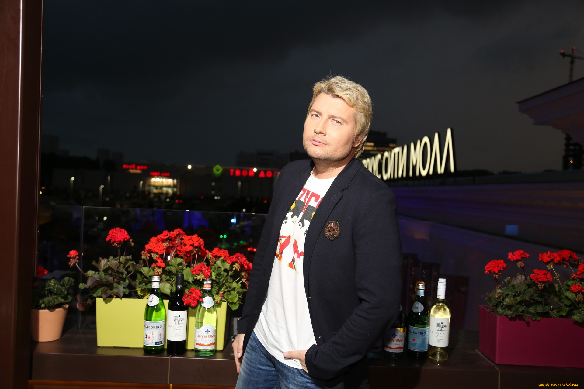 николай, басков, музыка, окно, бутылка, цветы, певец, мужчина