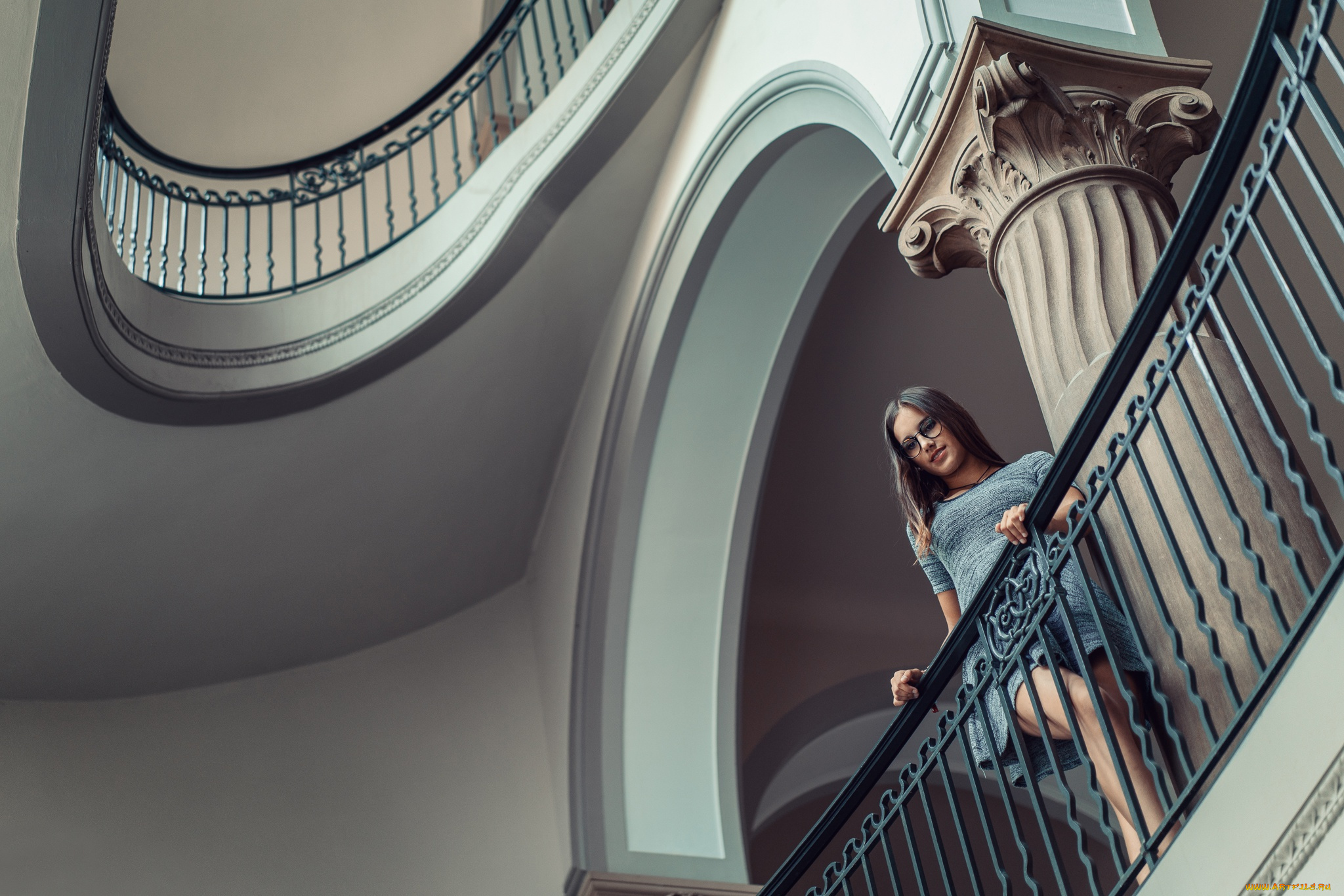 девушки, -unsort, , брюнетки, темноволосые, очки, арка, девушка, взгляд, колонна, архитектура, перила