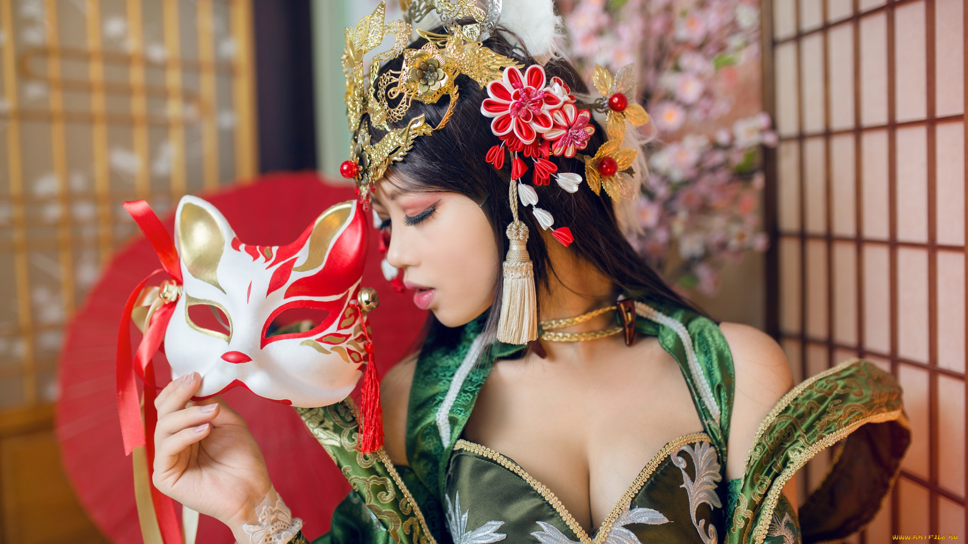 разное, маски, , карнавальные, костюмы, прическа, костюм, маска, кошка, поворот, макияж, интерьер, рука, комната, ресницы, зеленый, поза, лицо, украшения, красный, девушка, грудь, азиатка, шатенка, образ, стиль, декольте, наряд
