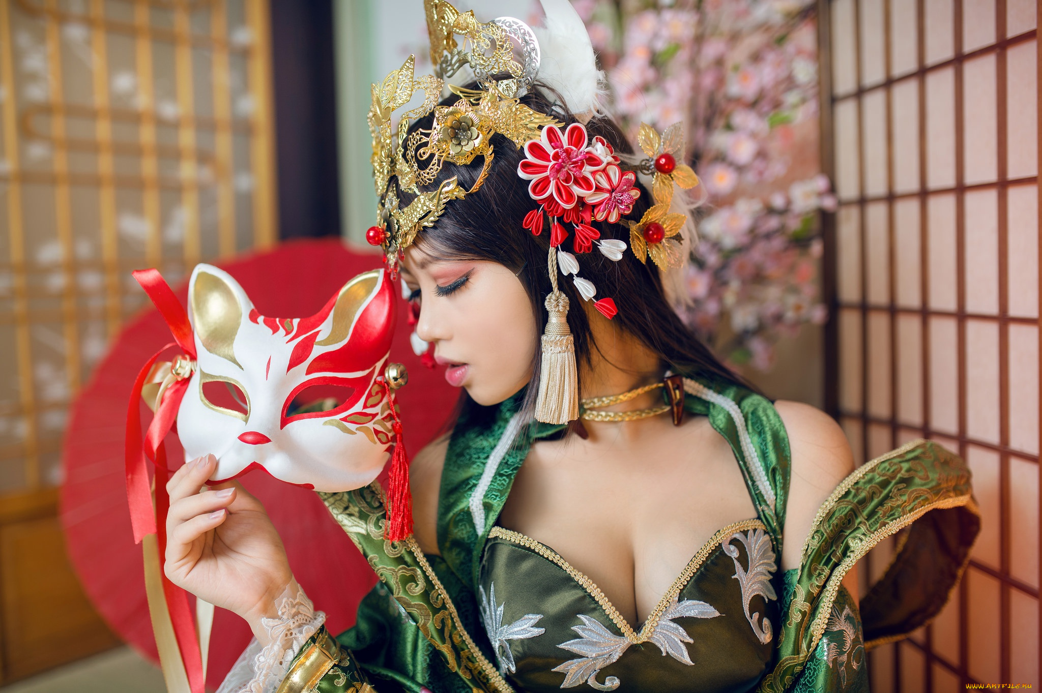 разное, маски, , карнавальные, костюмы, прическа, костюм, маска, кошка, поворот, макияж, интерьер, рука, комната, ресницы, зеленый, поза, лицо, украшения, красный, девушка, грудь, азиатка, шатенка, образ, стиль, декольте, наряд