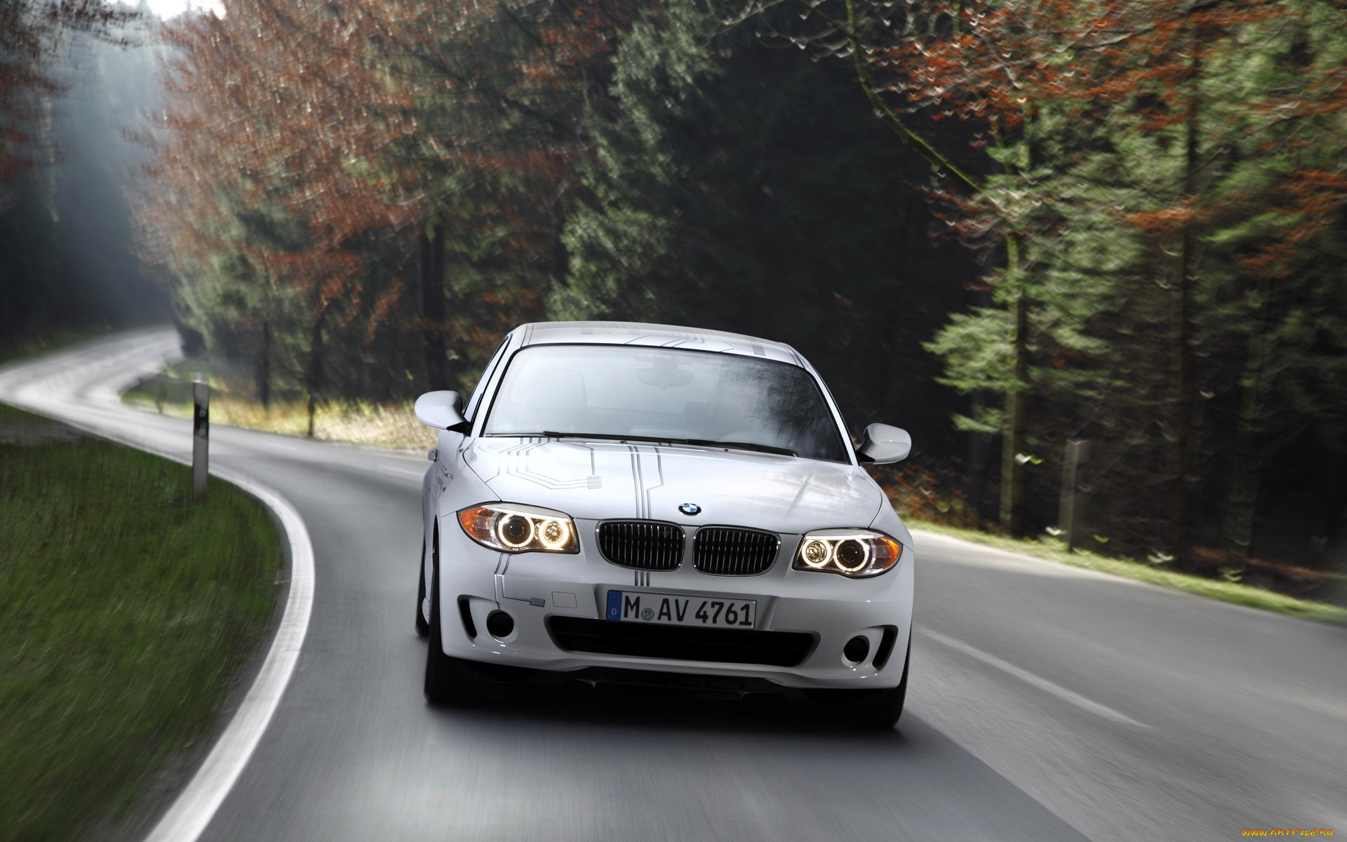 автомобили, bmw, белый, скорость, дорога, шоссе, лес, осень