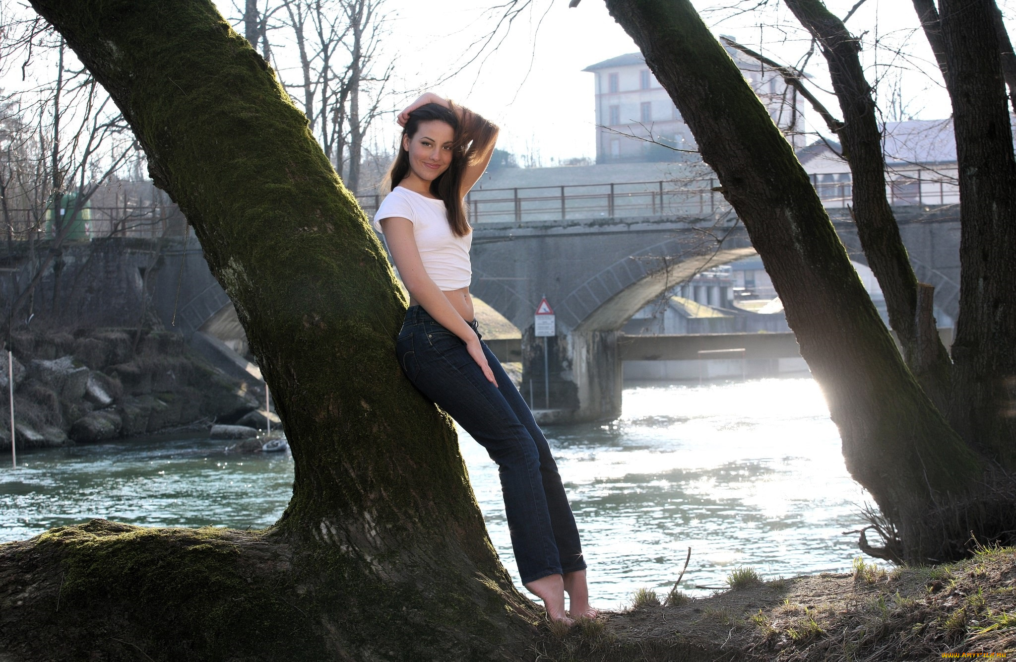 девушки, lorena, garcia, , lorena, morena, шатенка, топ, джинсы, деревья, река, мост