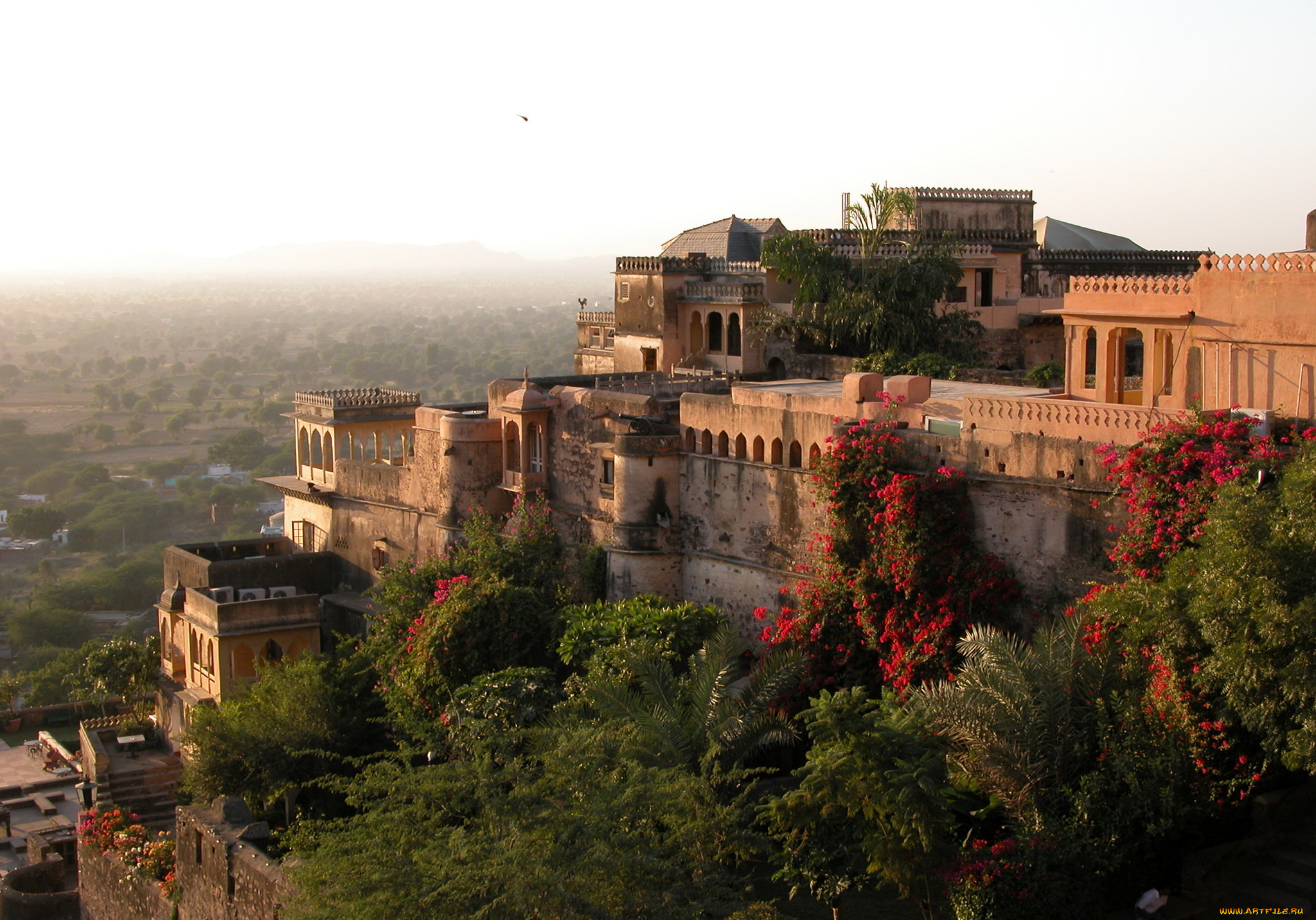 neemrana, форт, дворец, индия, города, дворцы, замки, крепости, ландшафт, деревья, горы