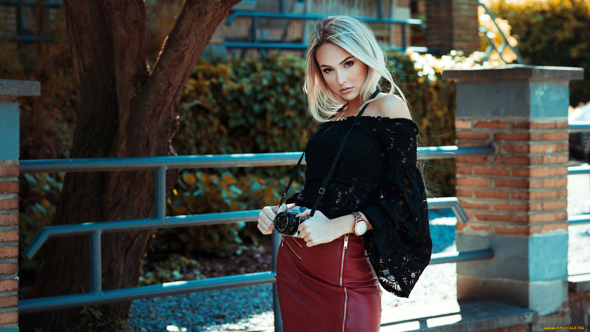 девушки, -, блондинки, , светловолосые, белые, волосы, черный, кружевное, платье, красная, юбка, размытие, природа, фон, фотосессия, фотоаппарат, canon, ствол, дерева