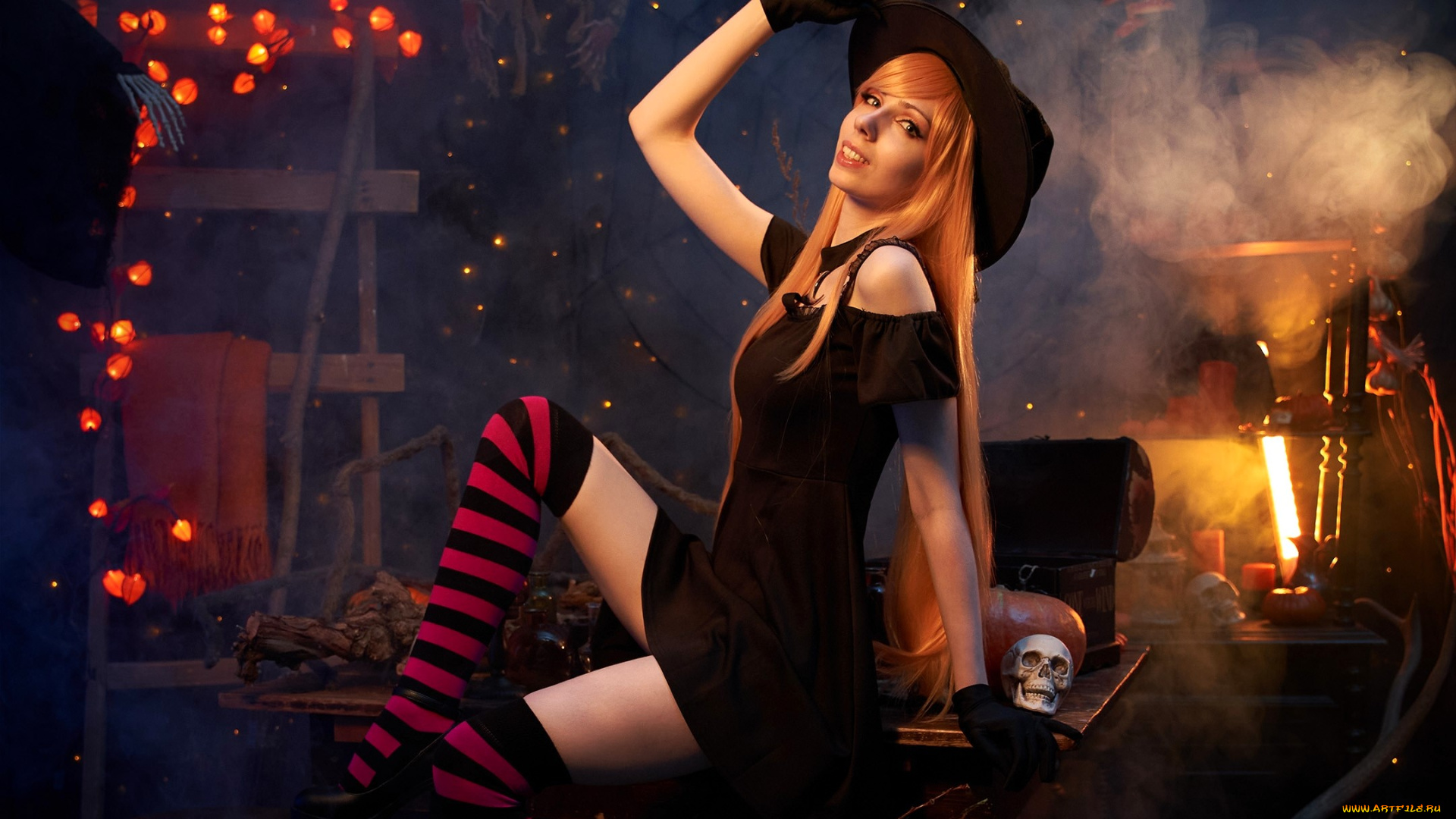 девушки, victoria, lirell, образ, косплей, наряд, костюм, ведьма, хэллоуин, чулки, шляпа, платье, стол, череп, перчатки