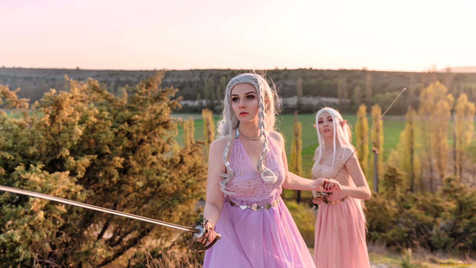 девушки, ольга, кожевникова, , lady, bell, образы, косплей, наряды, костюмы, платья, подруги, эльфийки, меч, кусты, деревья, луга