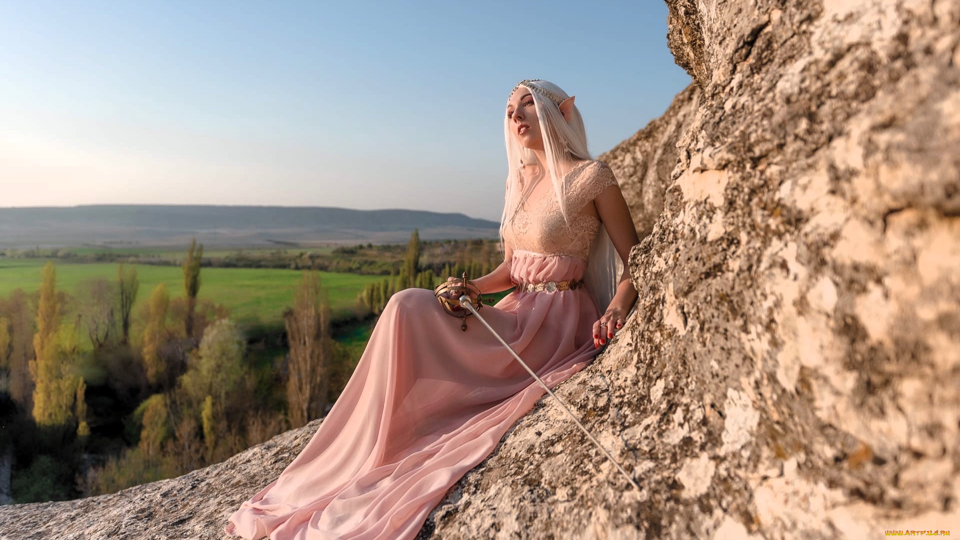 девушки, ольга, кожевникова, , lady, bell, образ, косплей, наряд, костюм, эльфийка, платье, меч, горы, скала, панорама, деревья, луга