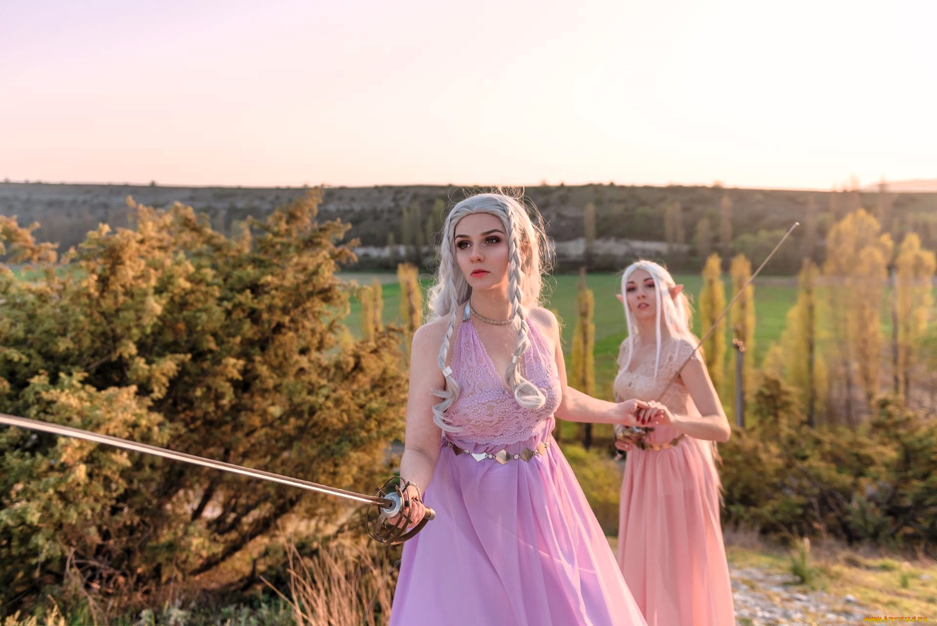 девушки, ольга, кожевникова, , lady, bell, образы, косплей, наряды, костюмы, платья, подруги, эльфийки, меч, кусты, деревья, луга