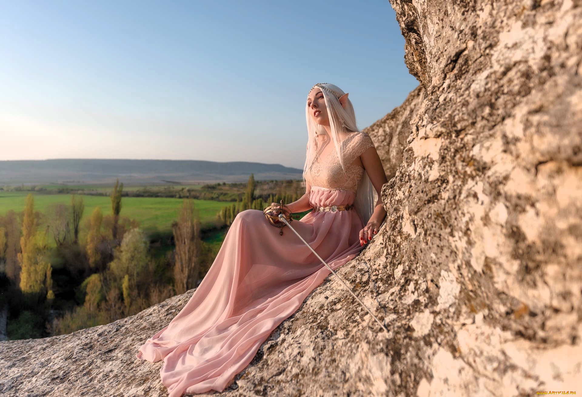 девушки, ольга, кожевникова, , lady, bell, образ, косплей, наряд, костюм, эльфийка, платье, меч, горы, скала, панорама, деревья, луга