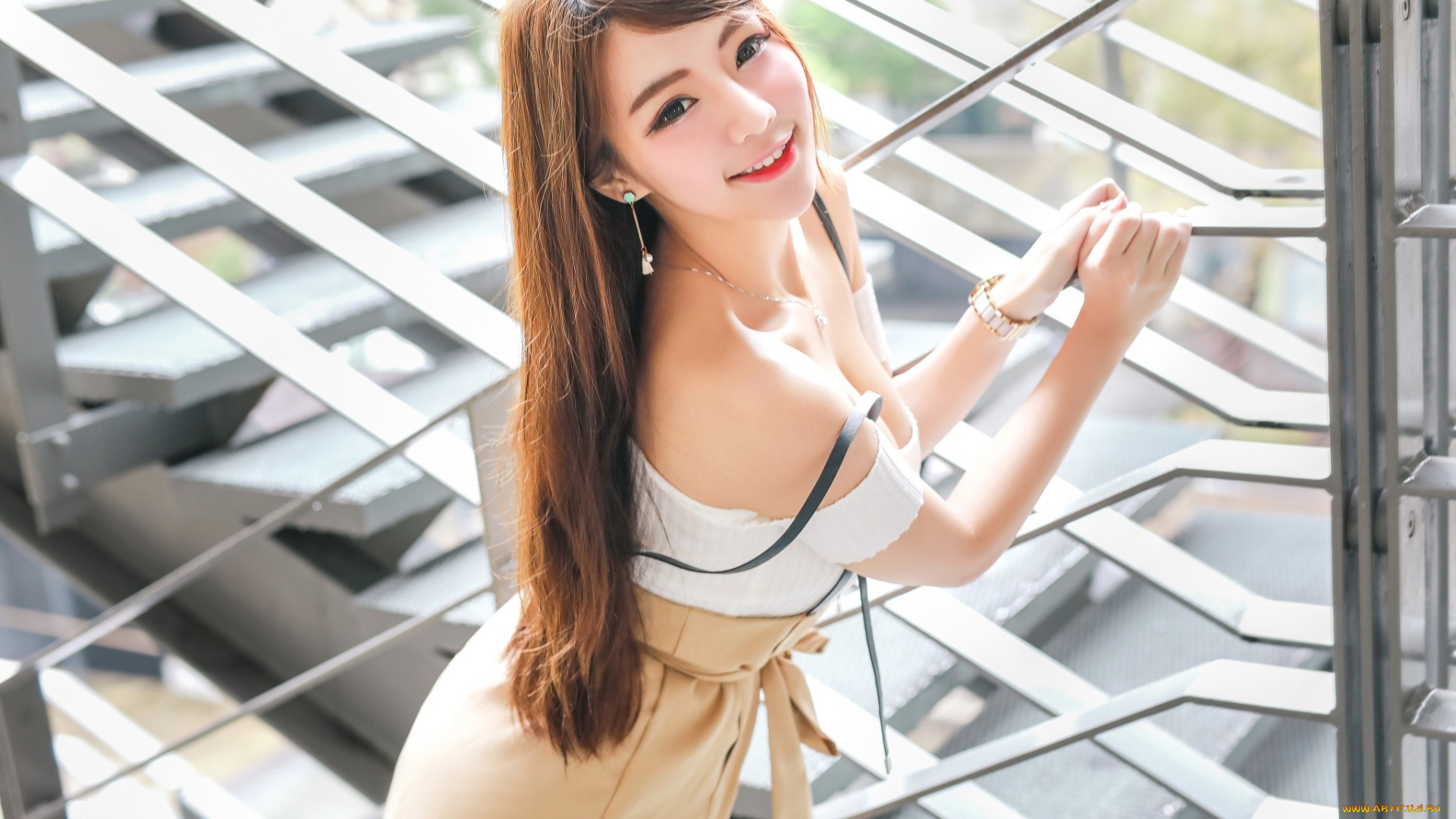 девушки, -unsort, , азиатки, ограда, лестница, юбка, топ, улыбка, рыжая