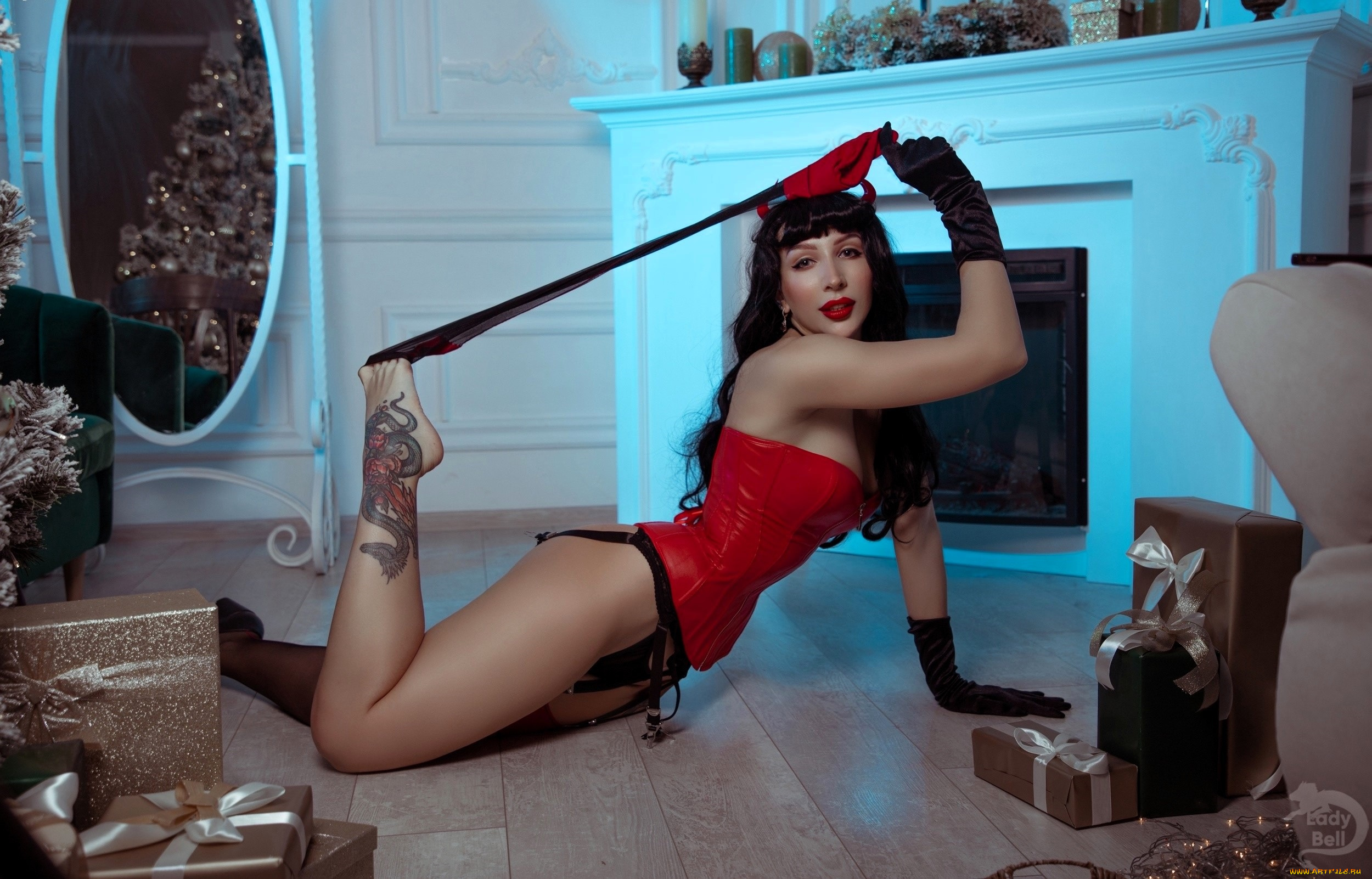 девушки, ольга, кожевникова, , lady, bell, образ, косплей, наряд, костюм, чулки, тату, камин, подарки, новый, год