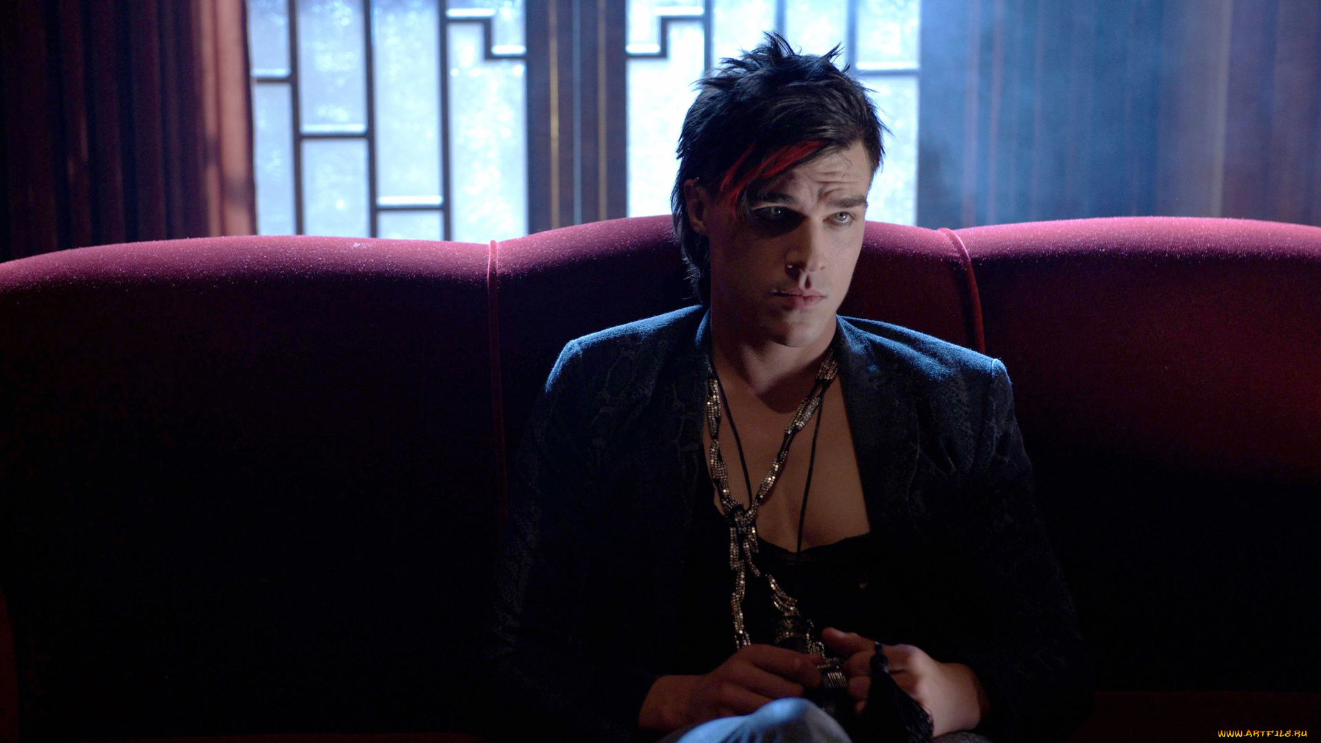 кино, фильмы, american, horror, story, диван, окно, цепь, парень, ужастик