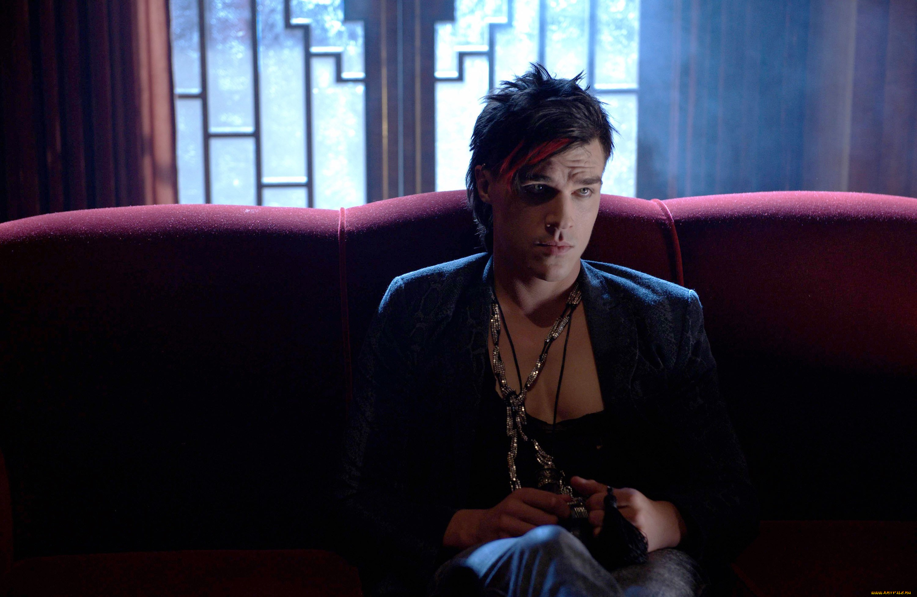 кино, фильмы, american, horror, story, диван, окно, цепь, парень, ужастик